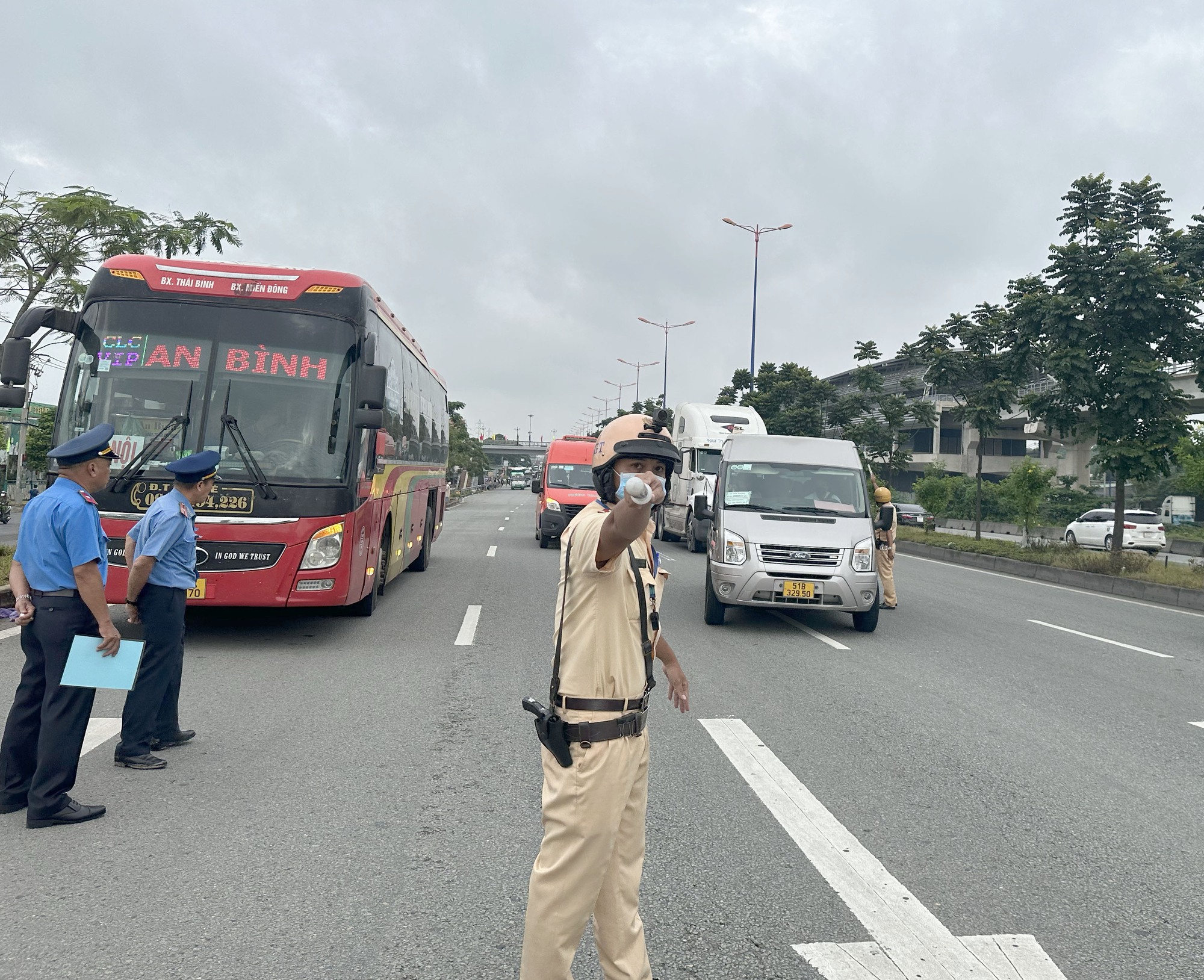 TP.HCM CSGT tăng cường kiểm tra, xử phạt xe khách vi phạm cao điểm lễ Quốc khánh 2/9 - Ảnh 1.