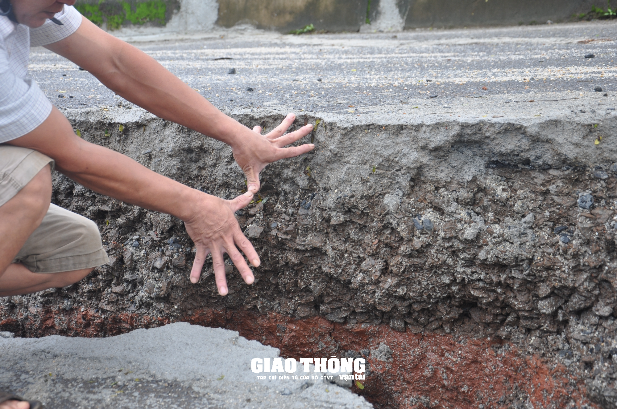 Cận cảnh sụt lún QL14 ở Đắk Nông: Vết sụt trượt liên tục mở rộng, nguy cơ mất đường - Ảnh 5.