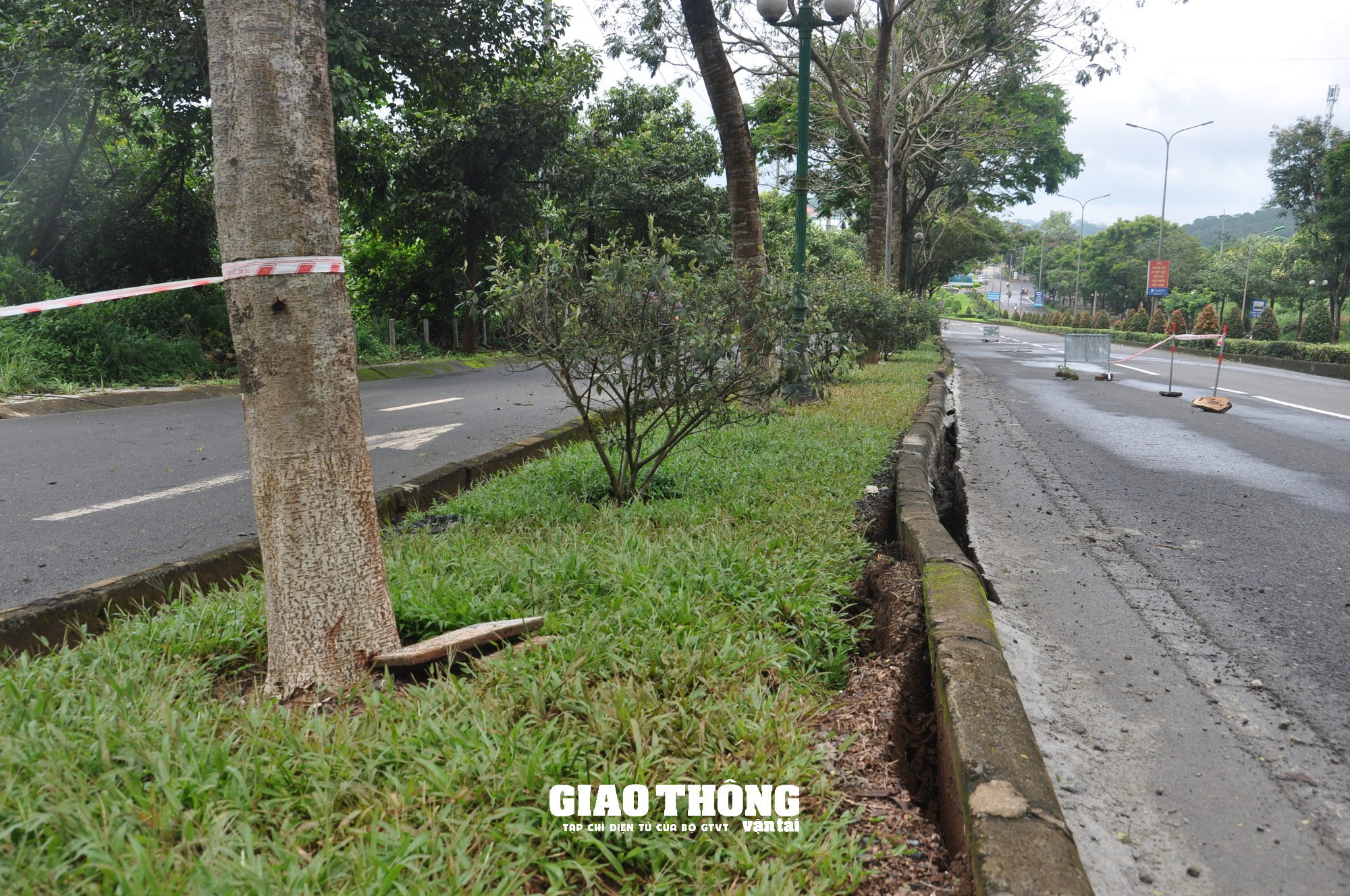 Cận cảnh sụt lún QL14 ở Đắk Nông: Vết sụt trượt liên tục mở rộng, nguy cơ mất đường - Ảnh 8.