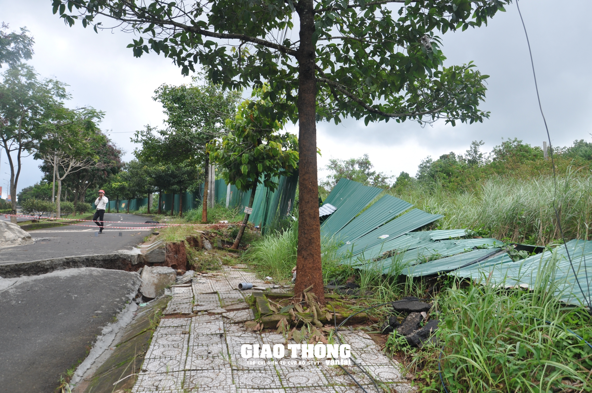 Cận cảnh sụt lún QL14 ở Đắk Nông: Vết sụt trượt liên tục mở rộng, nguy cơ mất đường - Ảnh 9.