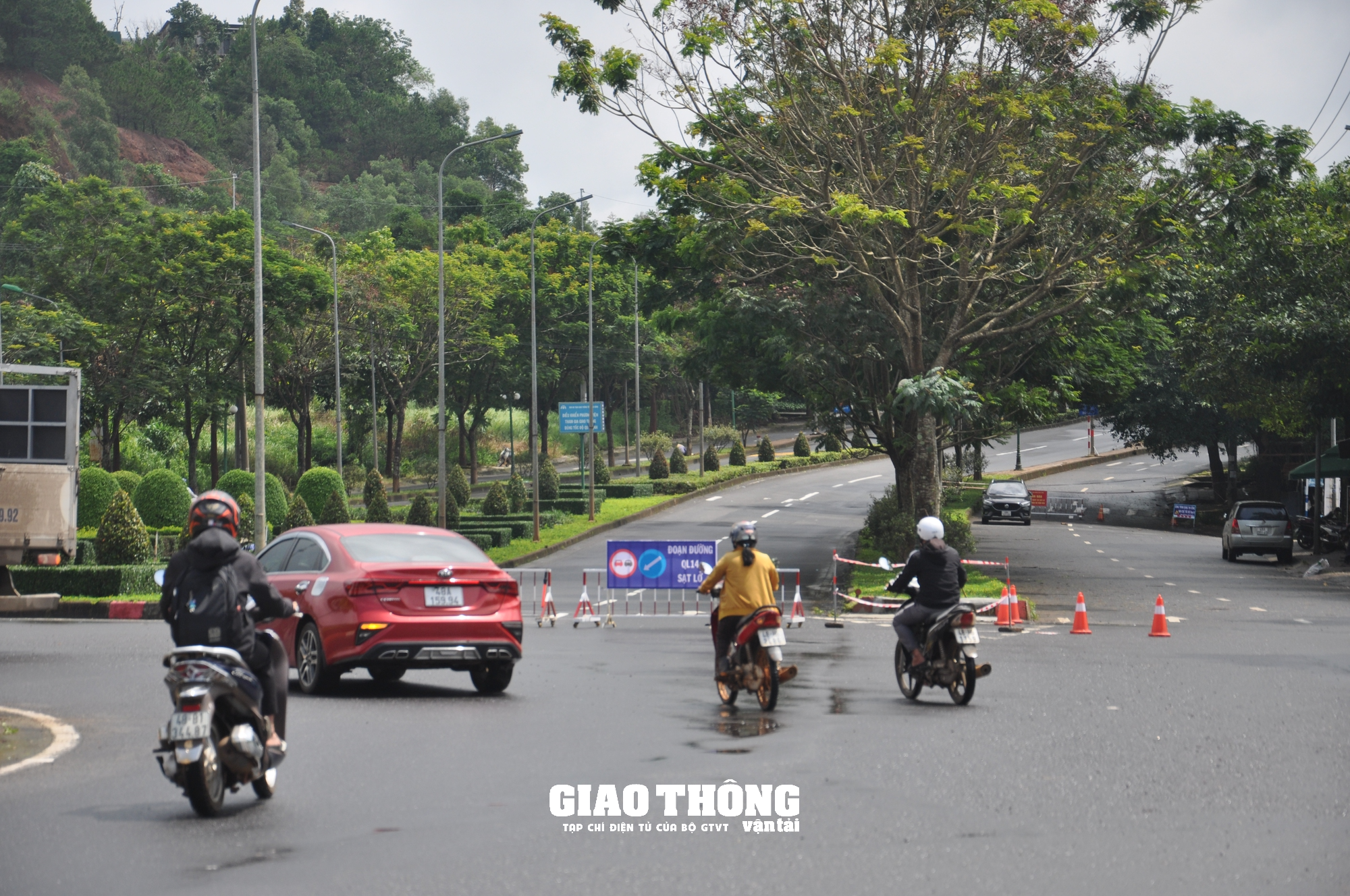 Cận cảnh sụt lún QL14 ở Đắk Nông: Vết sụt trượt liên tục mở rộng, nguy cơ mất đường - Ảnh 15.