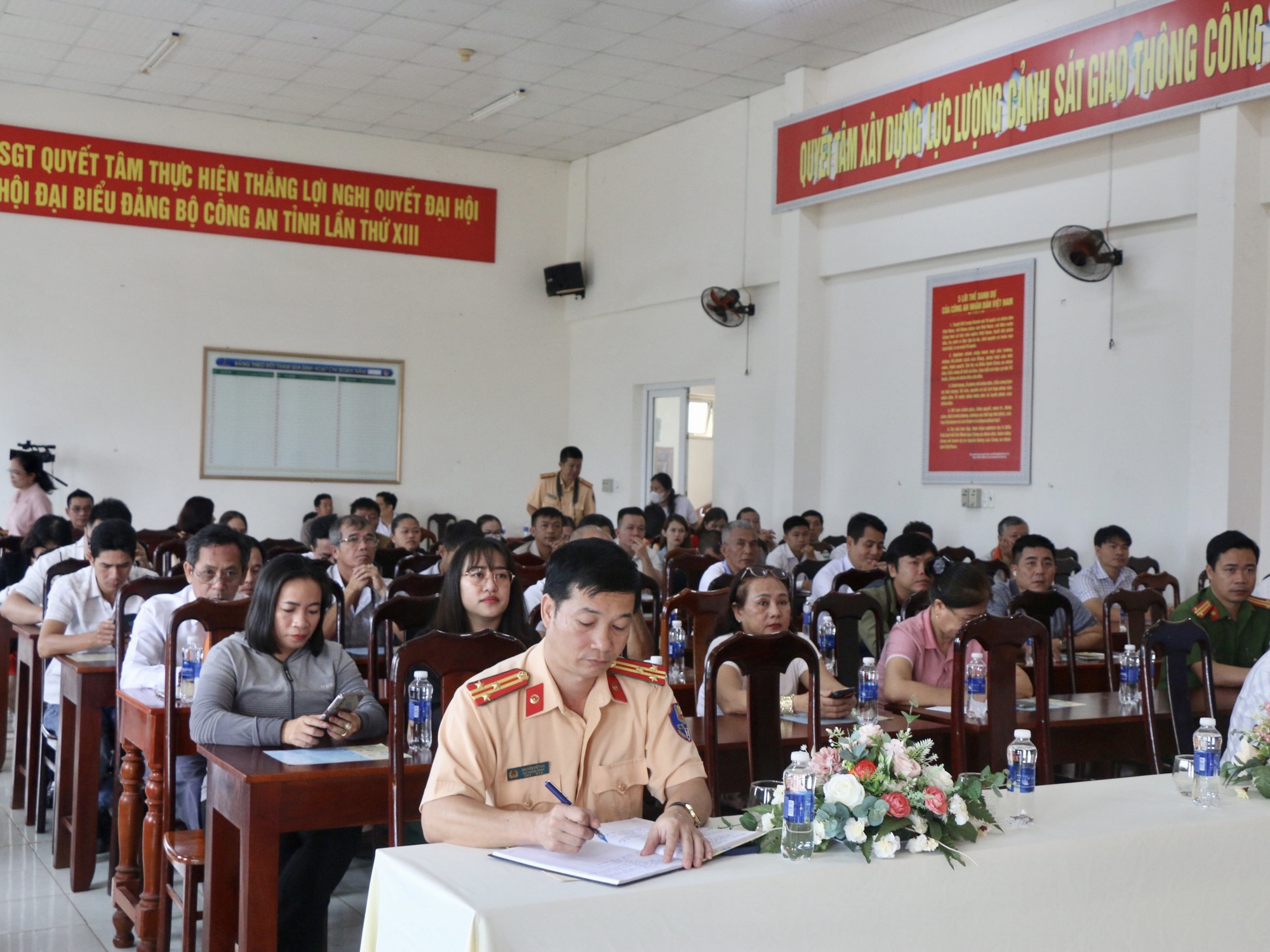 Doanh nghiệp ở Đắk Lắk ký cam kết chấp hành các quy định kinh doanh vận tải, đảm bảo TTATGT  - Ảnh 1.