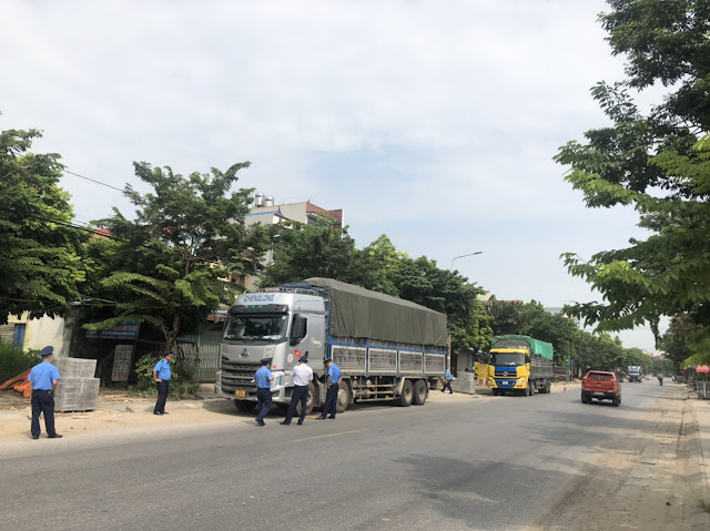 Doanh nghiệp bị phạt gần 50 triệu đồng do xếp hàng quá tải trọng - Ảnh 2.