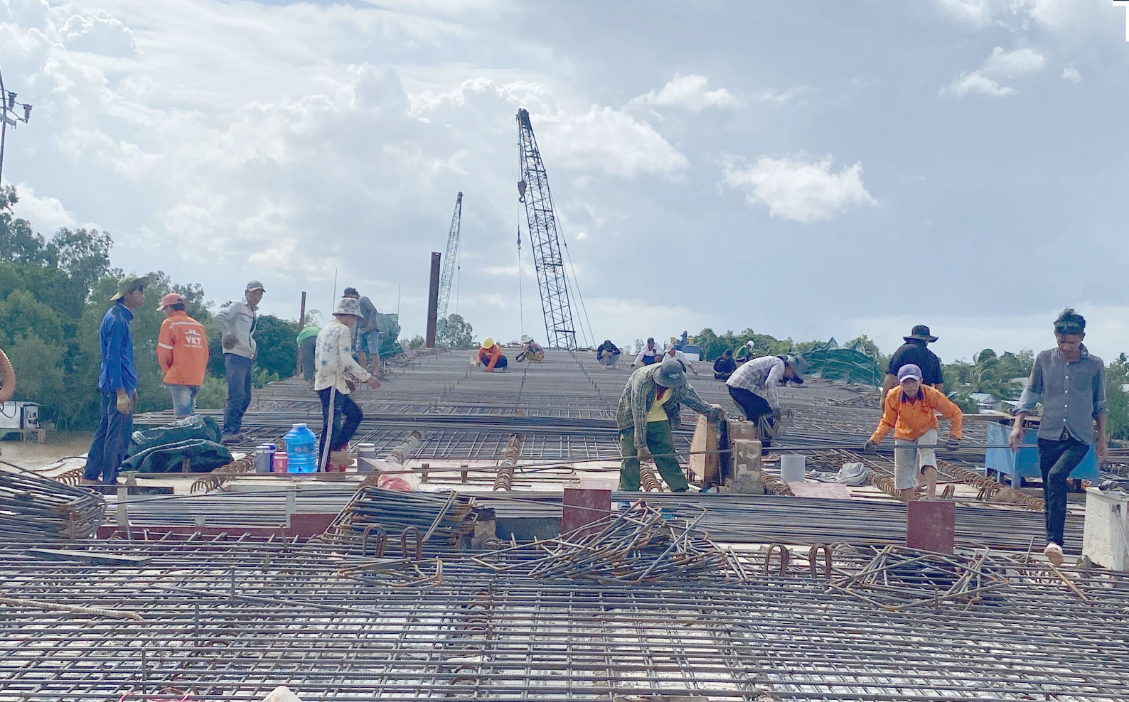 Toàn cảnh trên cao thi công tuyến tránh Long Xuyên trước ngày thông xe kỹ thuật - Ảnh 9.