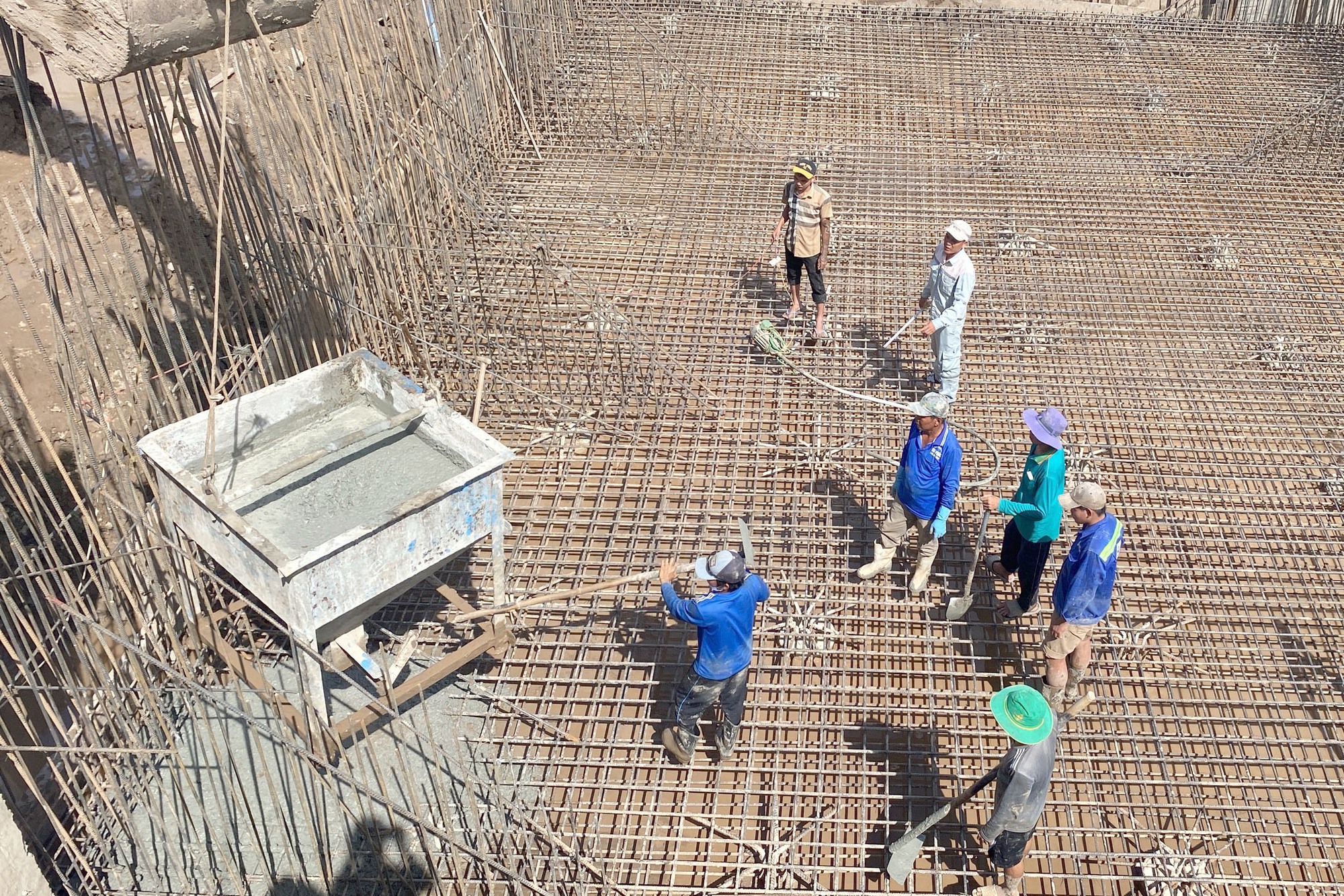 Toàn cảnh trên cao thi công tuyến tránh Long Xuyên trước ngày thông xe kỹ thuật - Ảnh 7.