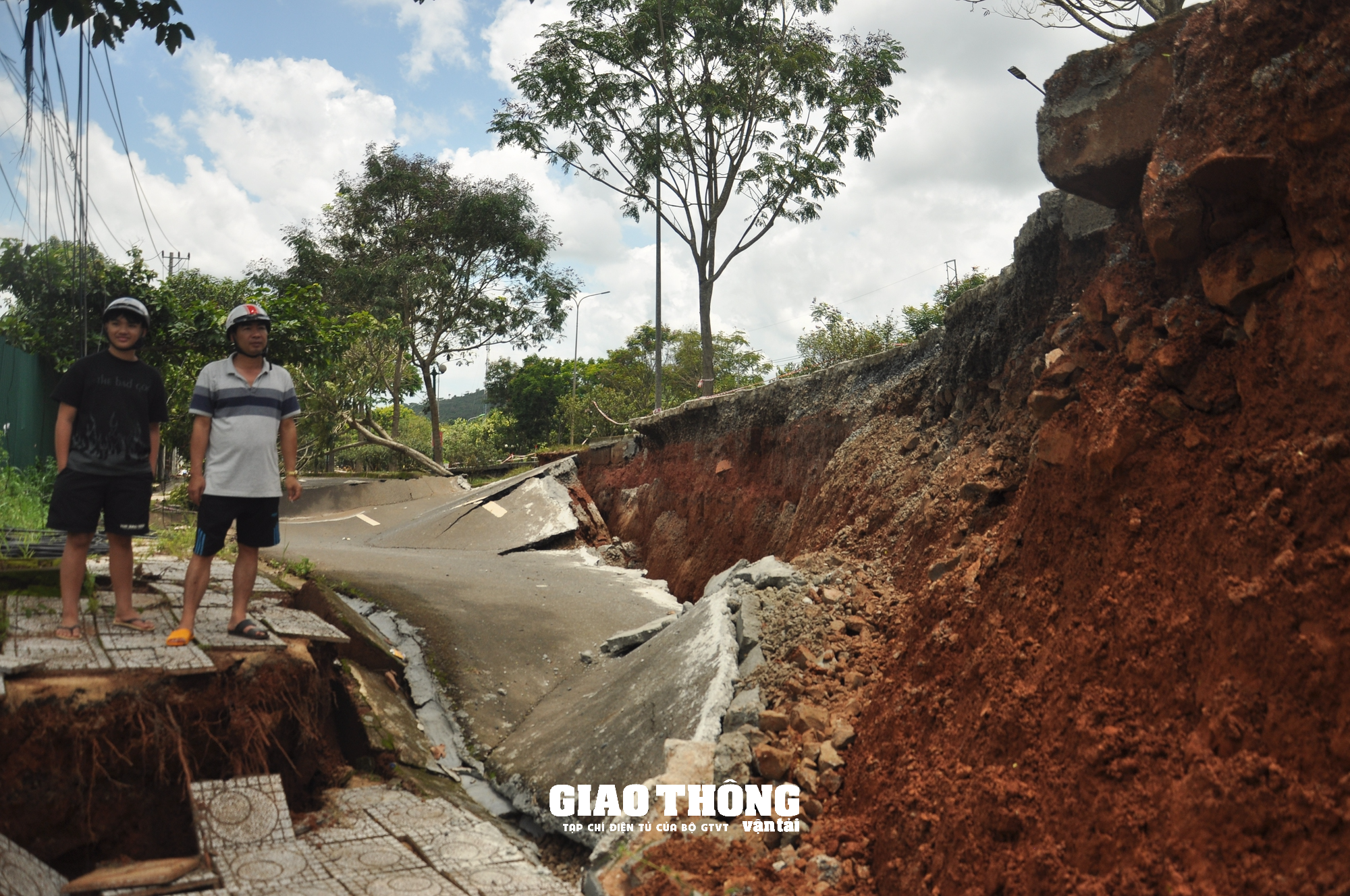 Sụt trượt nghiêm trọng QL14 ở Đắk Nông: - Ảnh 1. Sụt trượt nghiêm trọng QL14 ở Đắk Nông: - Ảnh 1.