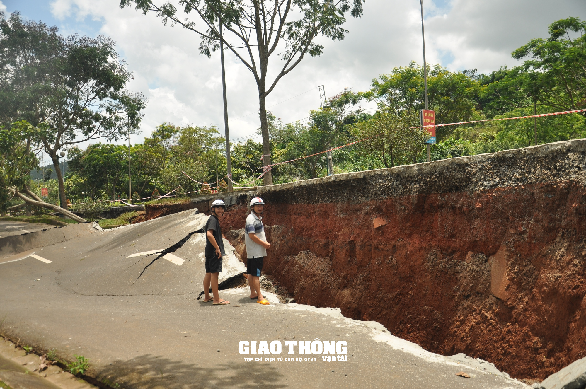 Sụt trượt nghiêm trọng QL14 ở Đắk Nông: - Ảnh 12. Sụt trượt nghiêm trọng QL14 ở Đắk Nông: - Ảnh 12.