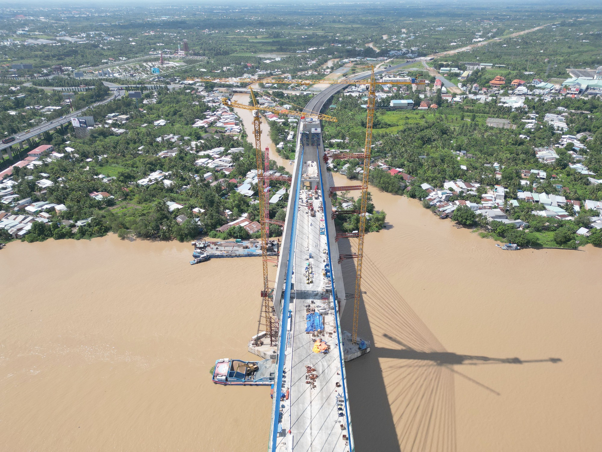 Cận cảnh công tác lao lắp dầm đầu tiên cầu Mỹ Thuận 2 nối bờ Vĩnh Long - Ảnh 13.