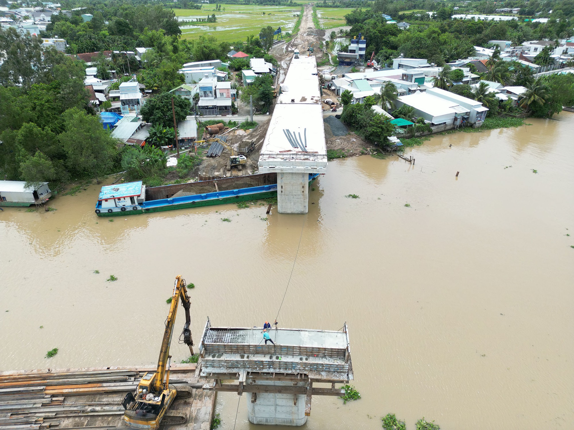 Toàn cảnh trên cao thi công tuyến tránh Long Xuyên trước ngày thông xe kỹ thuật - Ảnh 2.