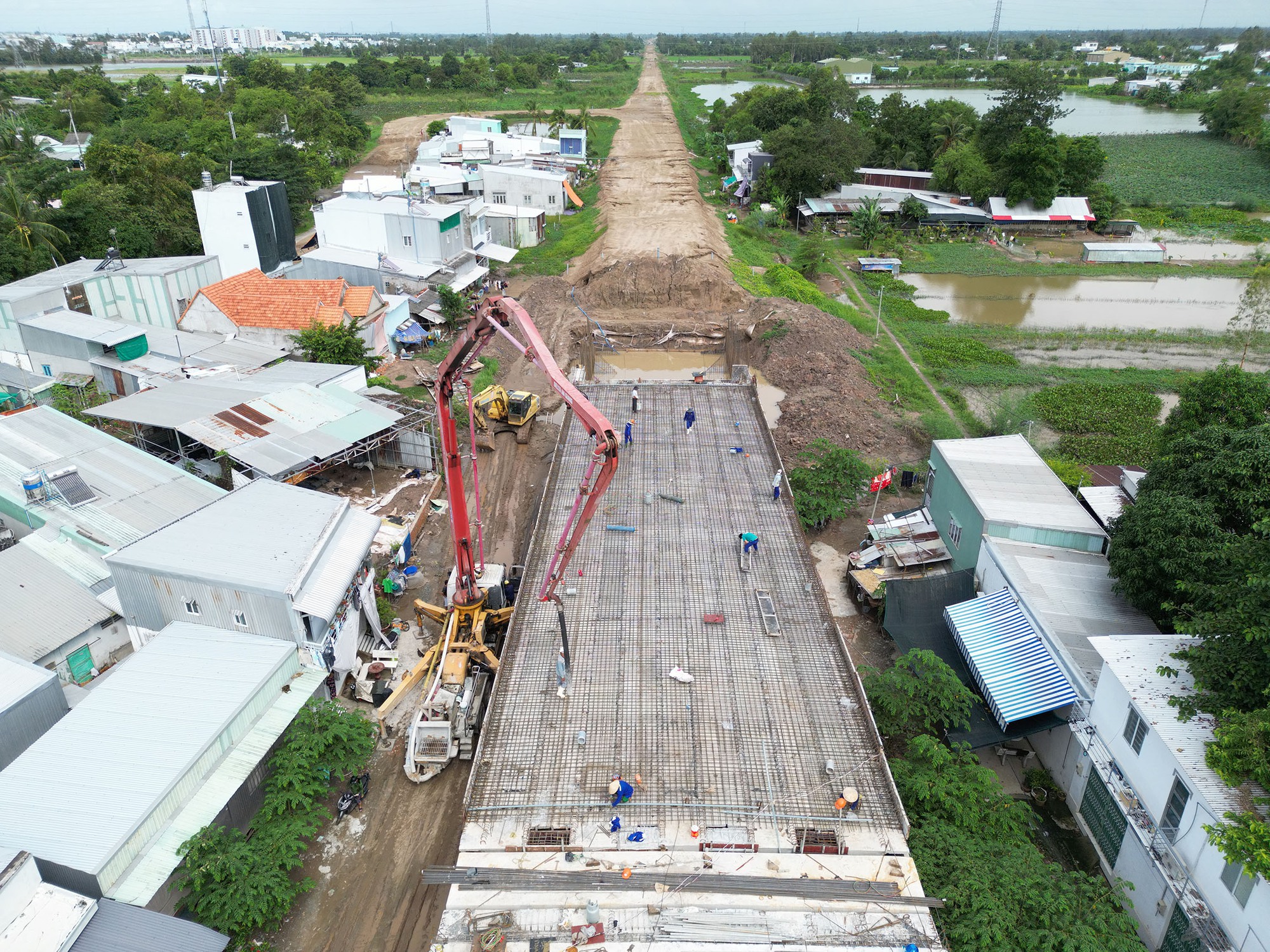 Toàn cảnh trên cao thi công tuyến tránh Long Xuyên trước ngày thông xe kỹ thuật - Ảnh 3.