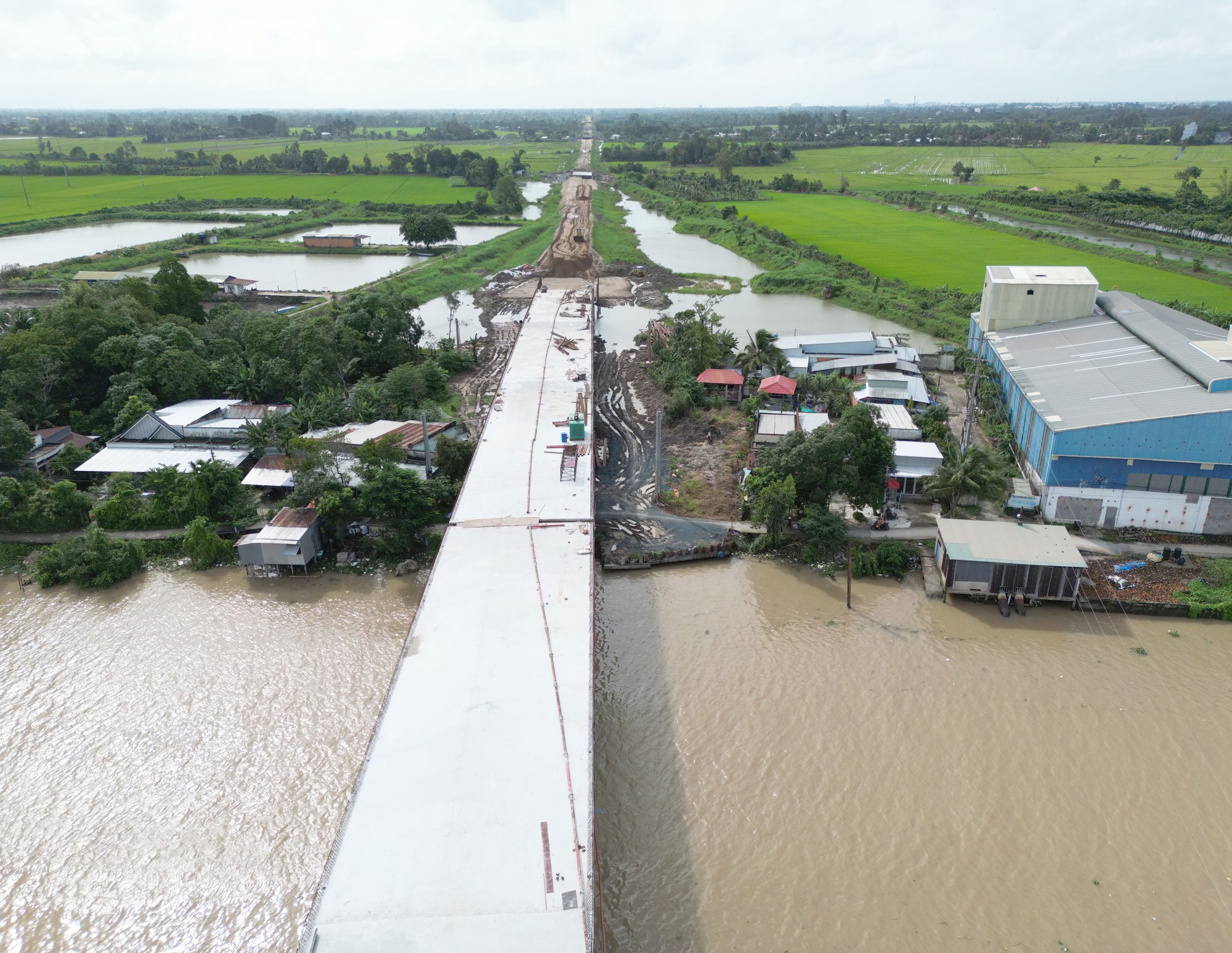 Toàn cảnh trên cao thi công tuyến tránh Long Xuyên trước ngày thông xe kỹ thuật - Ảnh 10.