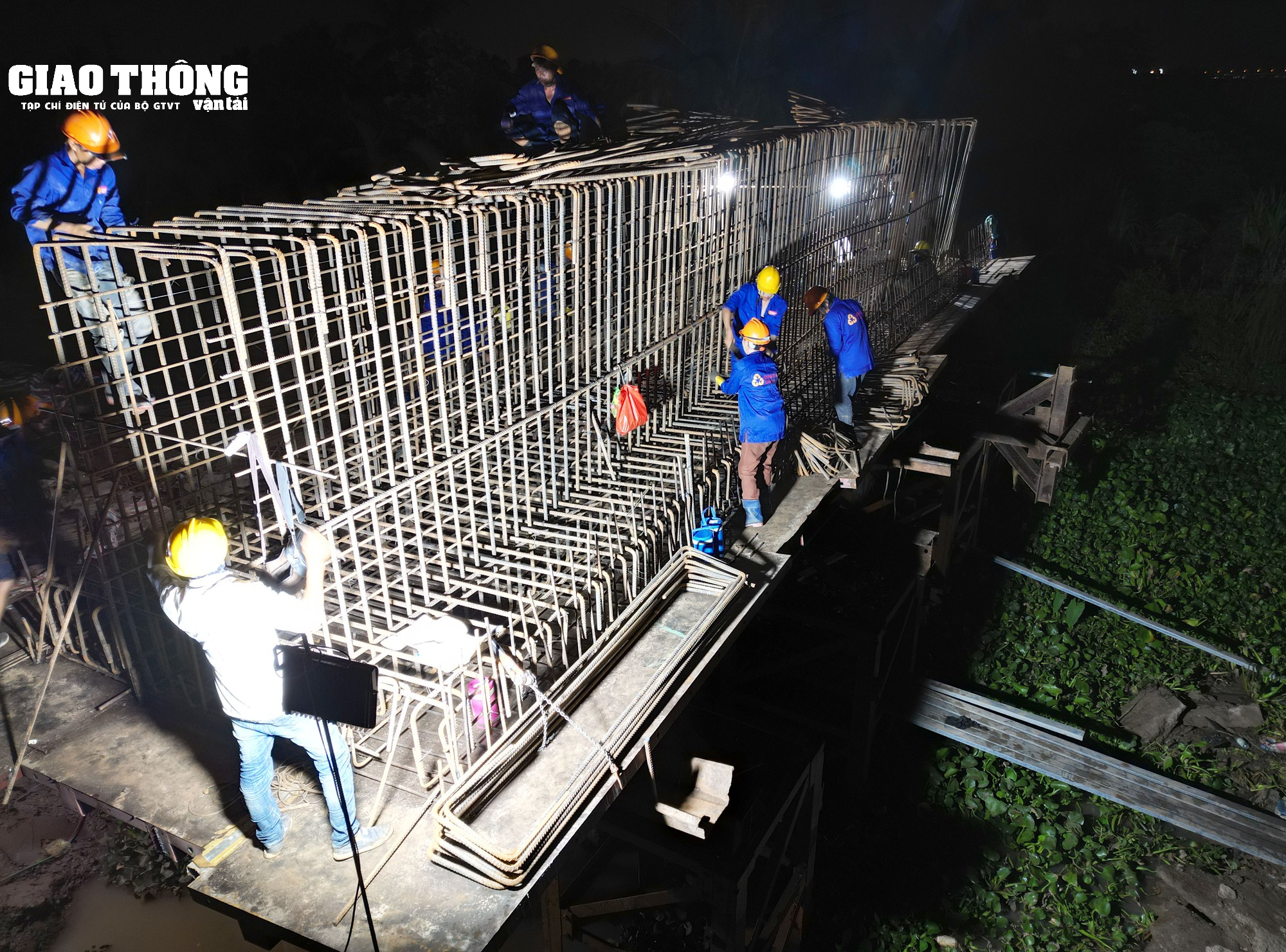 Video xuyên đêm thi công cầu Rạch Miễu 2 - Ảnh 17. Video xuyên đêm thi công cầu Rạch Miễu 2 - Ảnh 17.