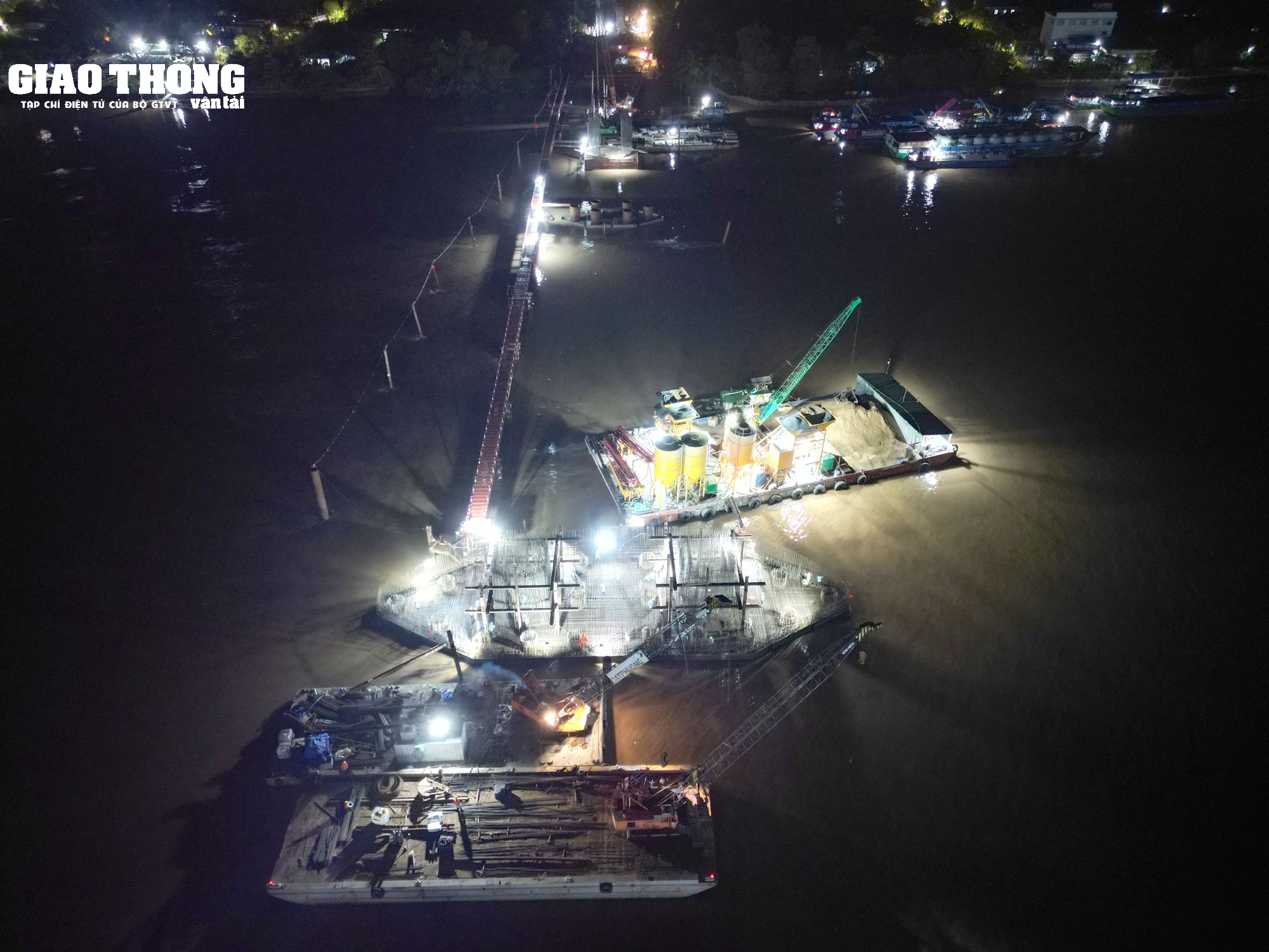 Video xuyên đêm thi công cầu Rạch Miễu 2 - Ảnh 18. Video xuyên đêm thi công cầu Rạch Miễu 2 - Ảnh 18.