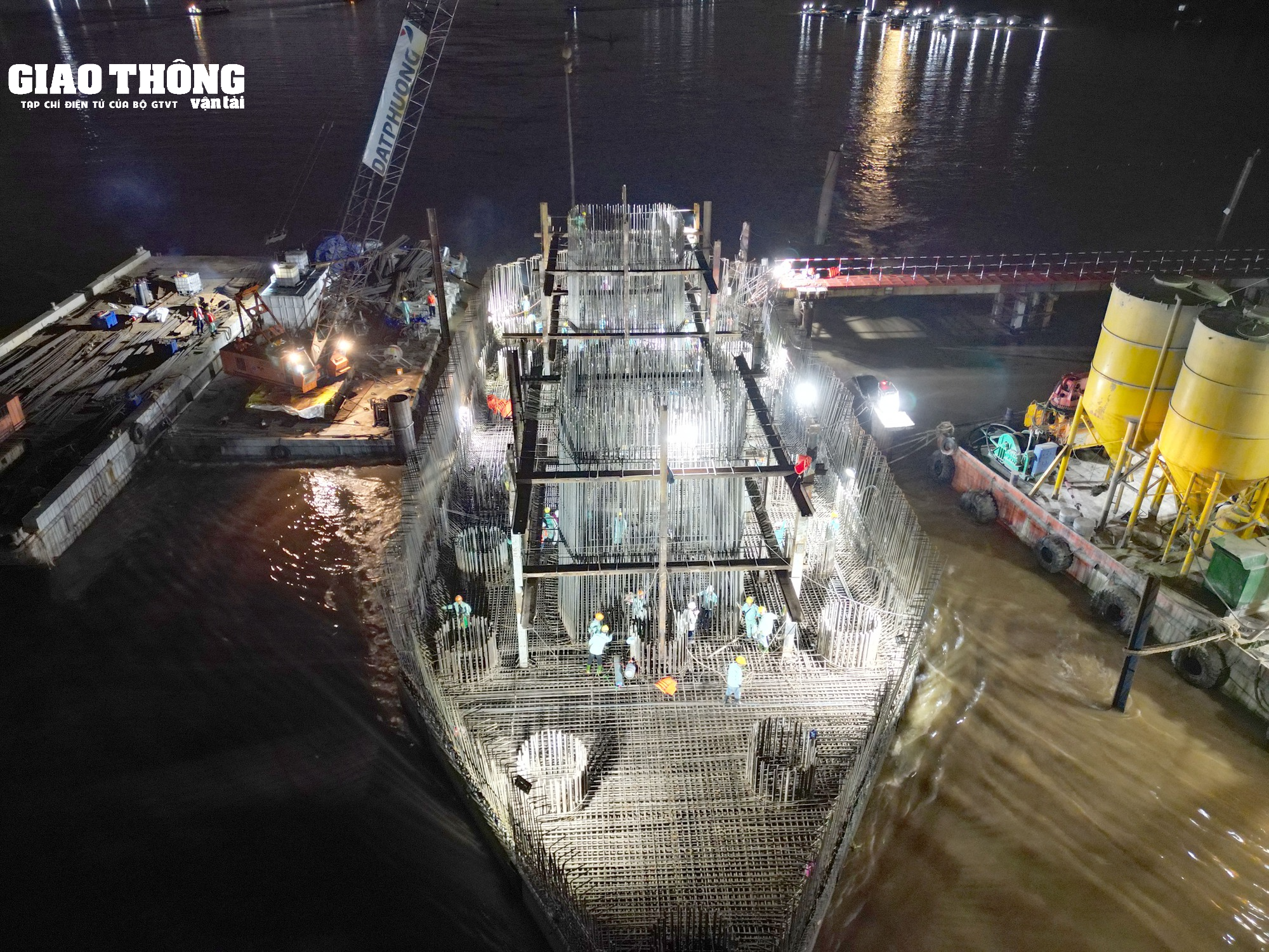Video xuyên đêm thi công cầu Rạch Miễu 2 - Ảnh 15. Video xuyên đêm thi công cầu Rạch Miễu 2 - Ảnh 15.
