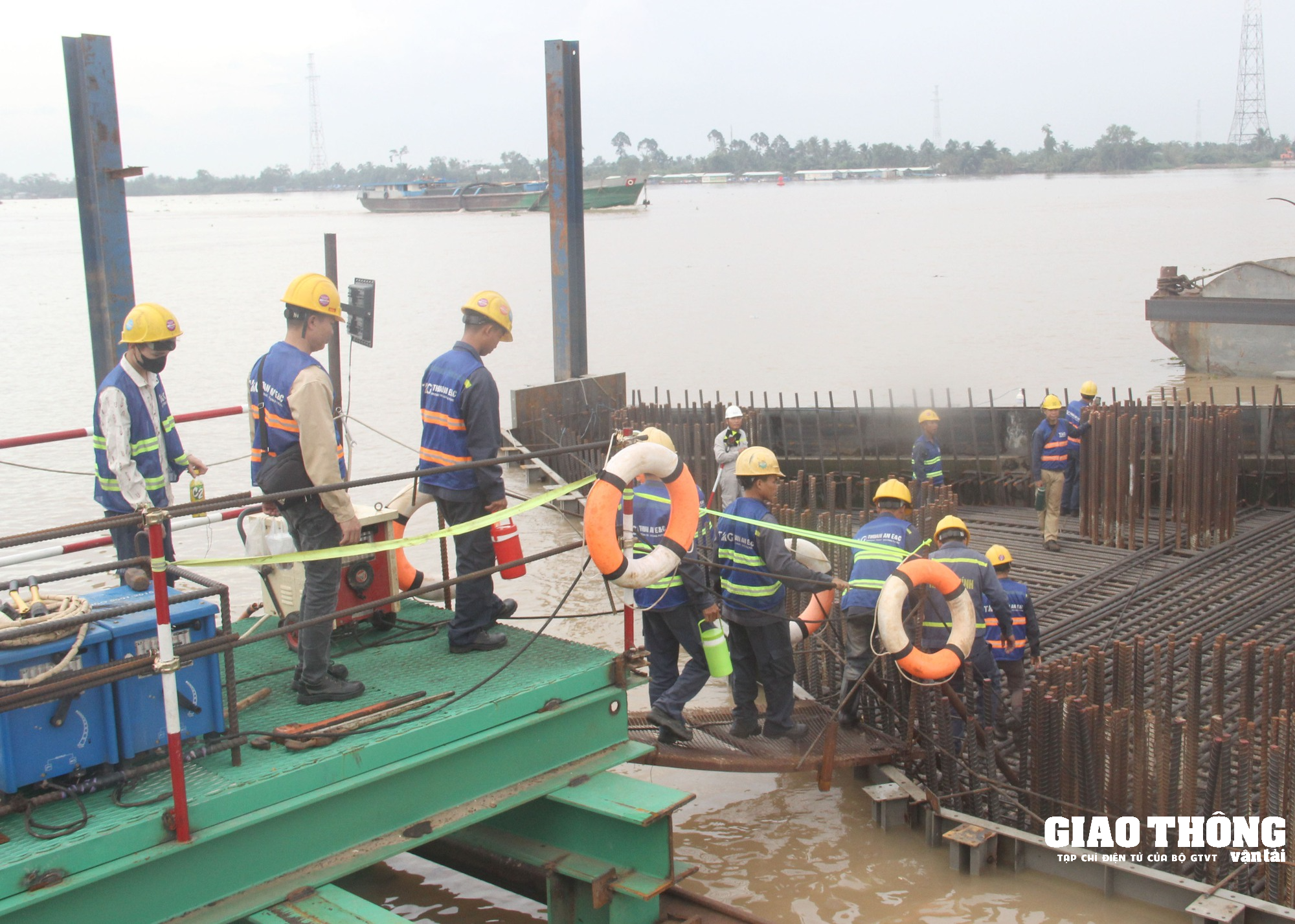 Video xuyên đêm thi công cầu Rạch Miễu 2 - Ảnh 9. Video xuyên đêm thi công cầu Rạch Miễu 2 - Ảnh 9.