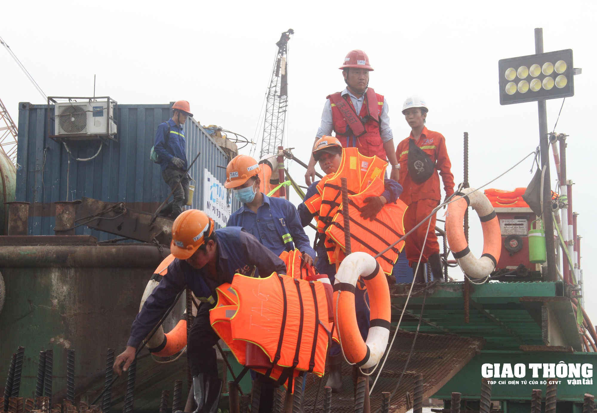 Video xuyên đêm thi công cầu Rạch Miễu 2 - Ảnh 10. Video xuyên đêm thi công cầu Rạch Miễu 2 - Ảnh 10.