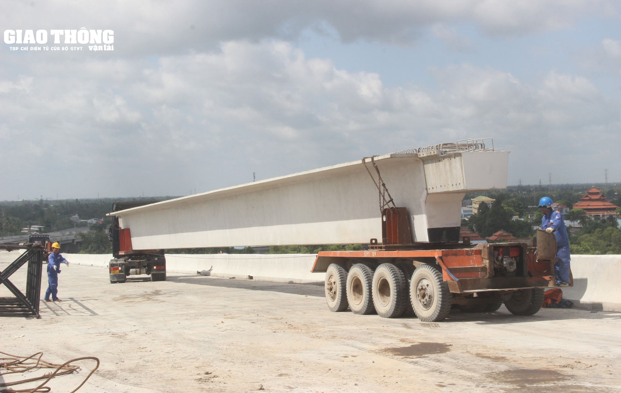 Cận cảnh công tác lao lắp dầm đầu tiên cầu Mỹ Thuận 2 nối bờ Vĩnh Long - Ảnh 3.