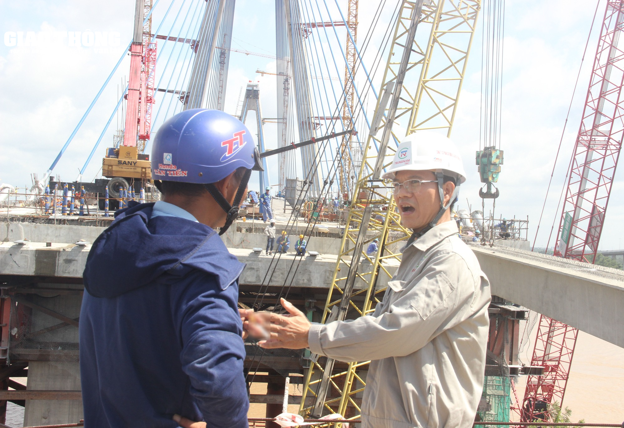 Cận cảnh công tác lao lắp dầm đầu tiên cầu Mỹ Thuận 2 nối bờ Vĩnh Long - Ảnh 5.