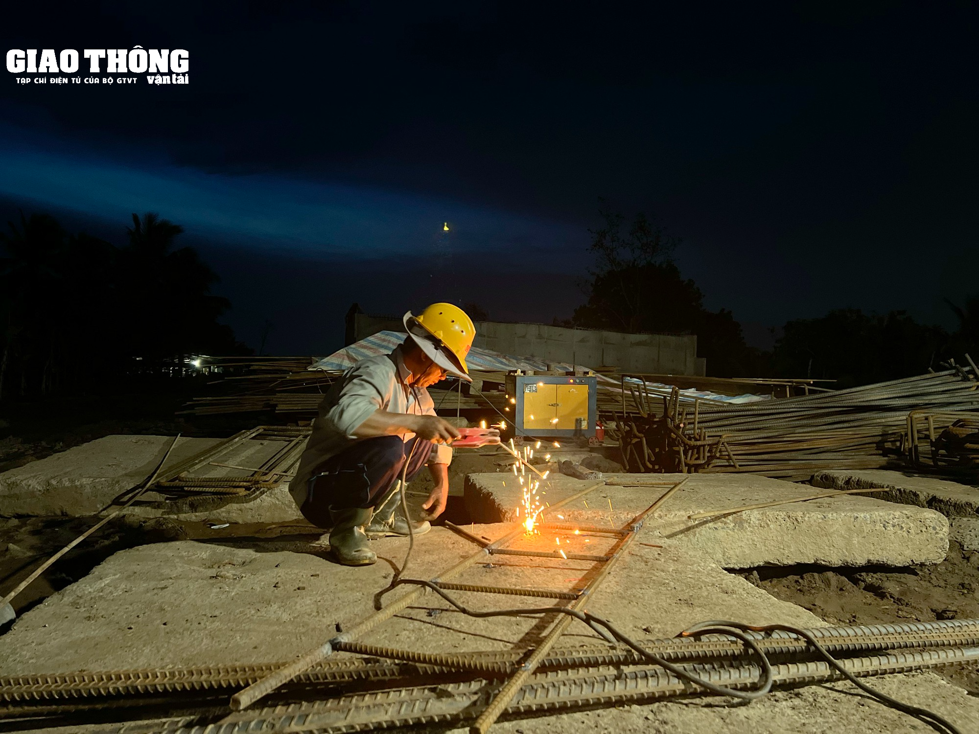 Video xuyên đêm thi công cầu Rạch Miễu 2 - Ảnh 16. Video xuyên đêm thi công cầu Rạch Miễu 2 - Ảnh 16.