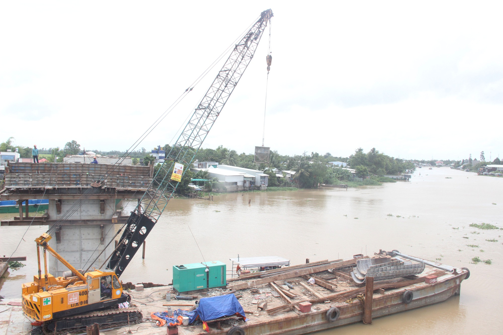 Toàn cảnh trên cao thi công tuyến tránh Long Xuyên trước ngày thông xe kỹ thuật - Ảnh 4.