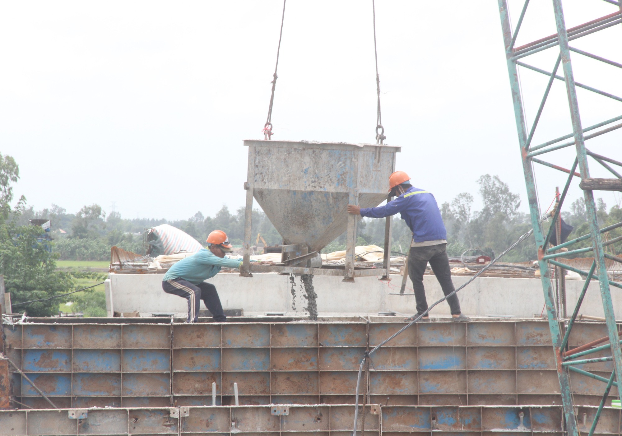 Toàn cảnh trên cao thi công tuyến tránh Long Xuyên trước ngày thông xe kỹ thuật - Ảnh 8.