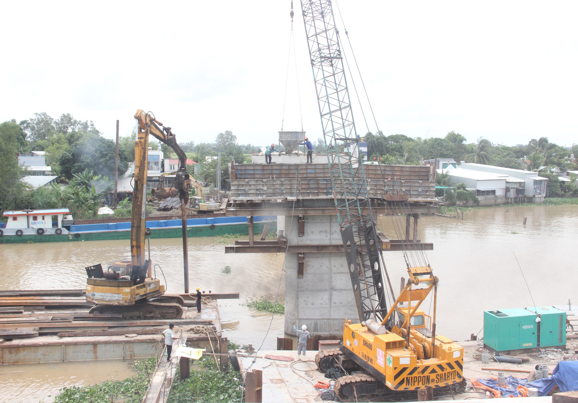 Toàn cảnh trên cao thi công tuyến tránh Long Xuyên trước ngày thông xe kỹ thuật - Ảnh 6.