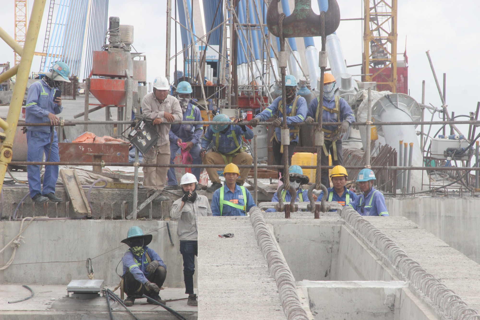 Cận cảnh công tác lao lắp dầm đầu tiên cầu Mỹ Thuận 2 nối bờ Vĩnh Long - Ảnh 8.