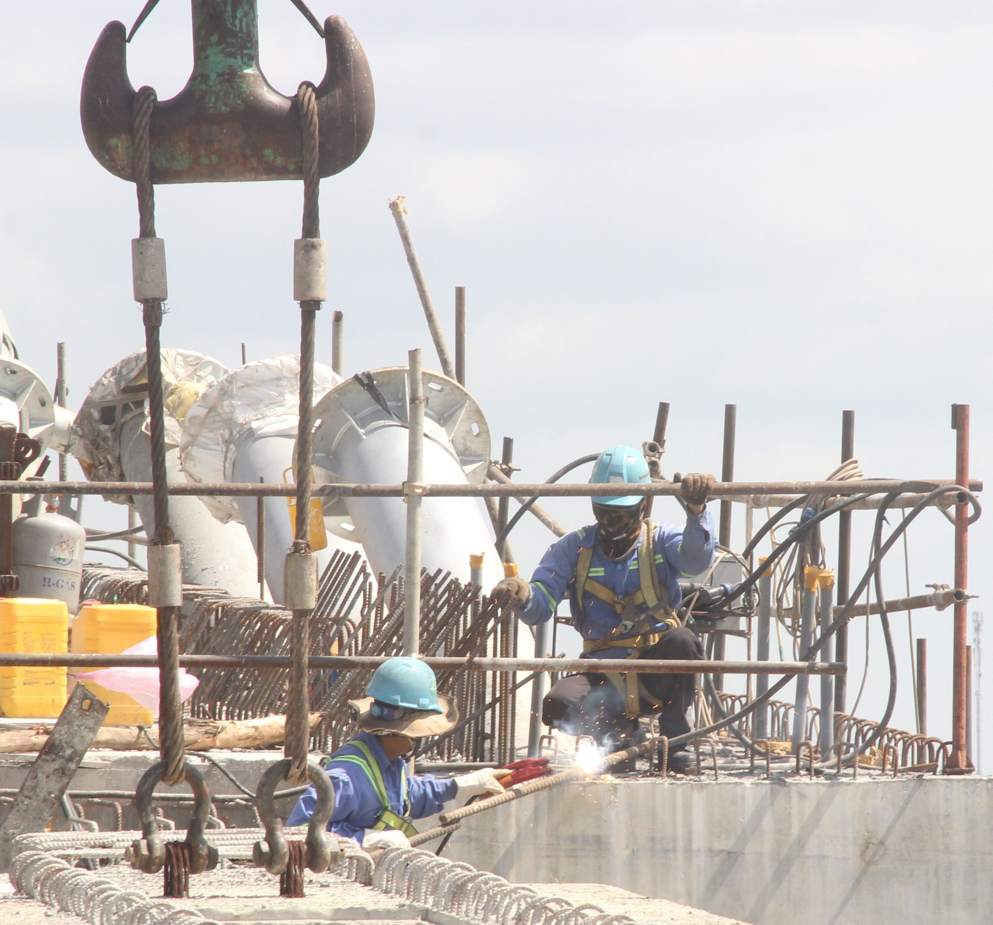 Cận cảnh công tác lao lắp dầm đầu tiên cầu Mỹ Thuận 2 nối bờ Vĩnh Long - Ảnh 4.