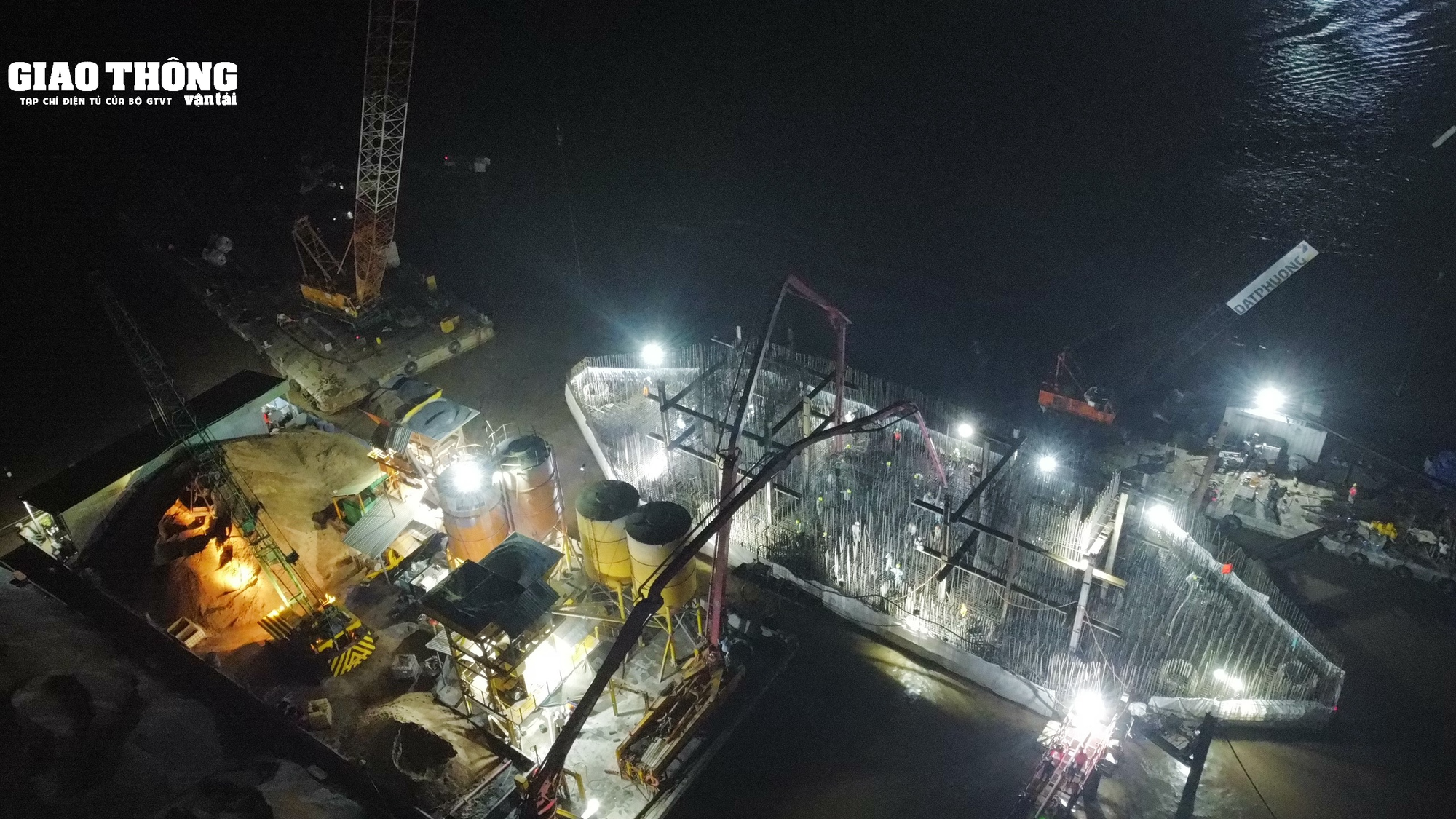Phóng sự ảnh: Xuyên đêm thi công cầu Rạch Miễu 2 - Ảnh 18. Phóng sự ảnh: Xuyên đêm thi công cầu Rạch Miễu 2 - Ảnh 18.