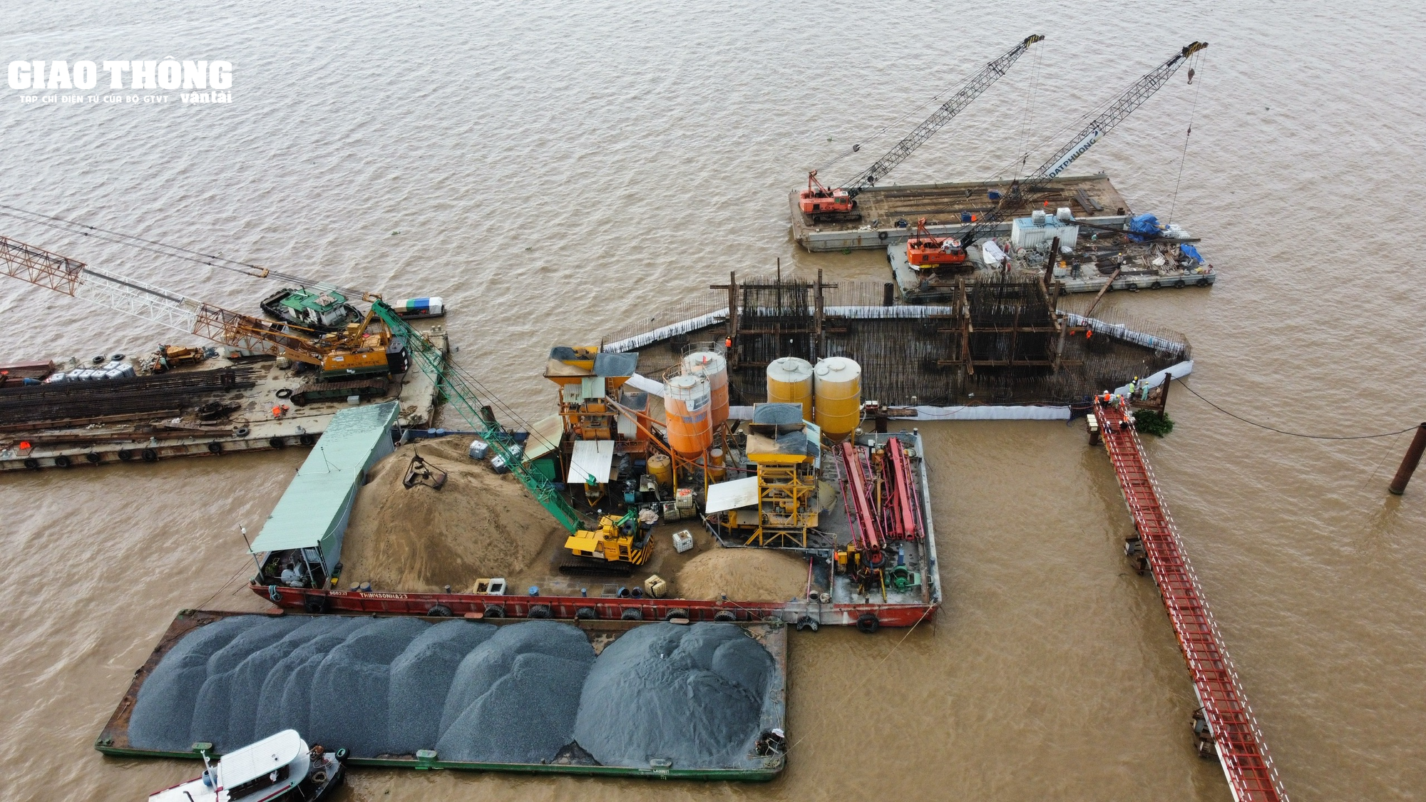 Phóng sự ảnh: Xuyên đêm thi công cầu Rạch Miễu 2 - Ảnh 11. Phóng sự ảnh: Xuyên đêm thi công cầu Rạch Miễu 2 - Ảnh 11.