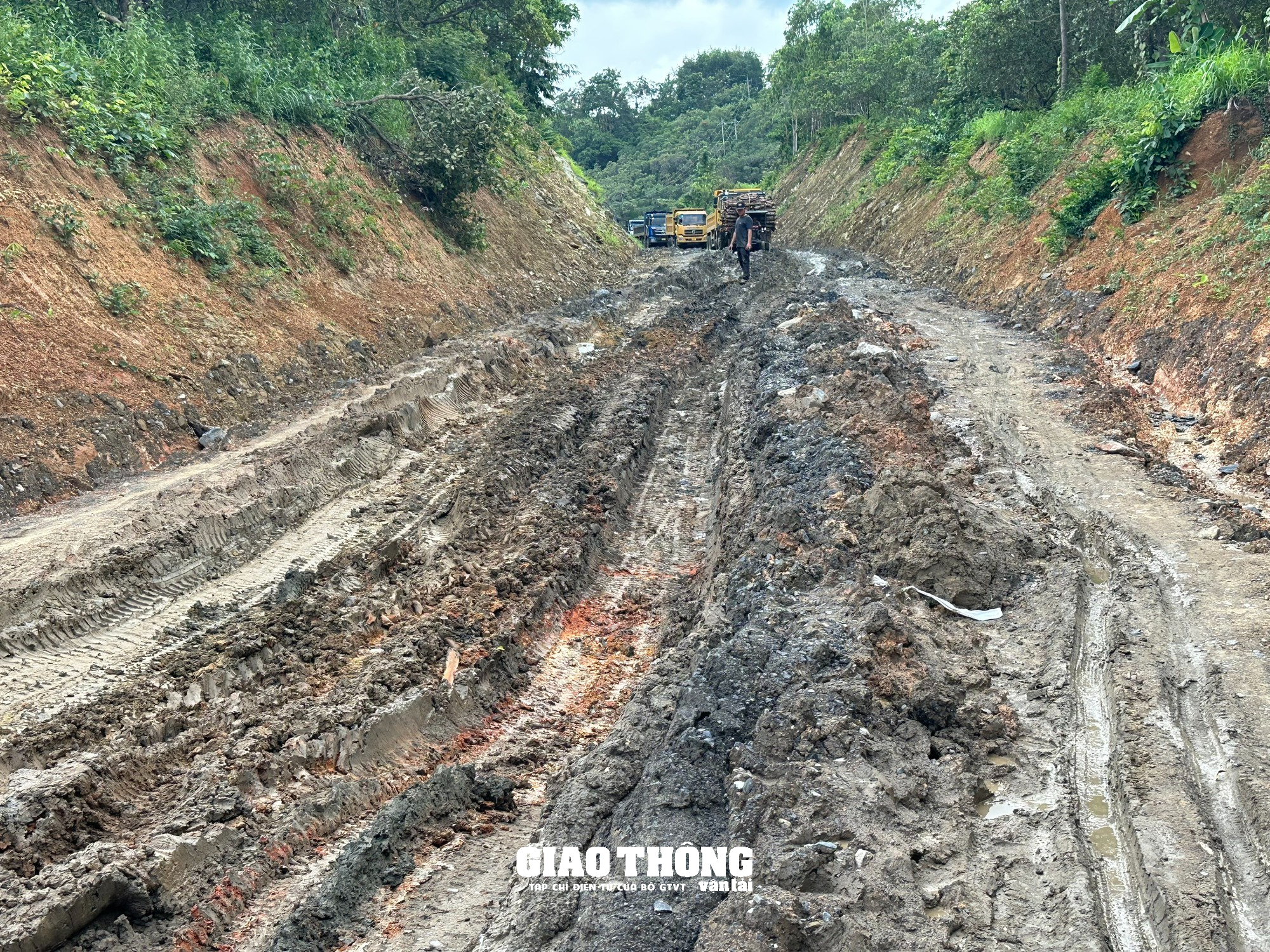 Đường 100 tỷ ở Đắk Lắk thi công ẩu... làm khổ người dân - Ảnh 1.