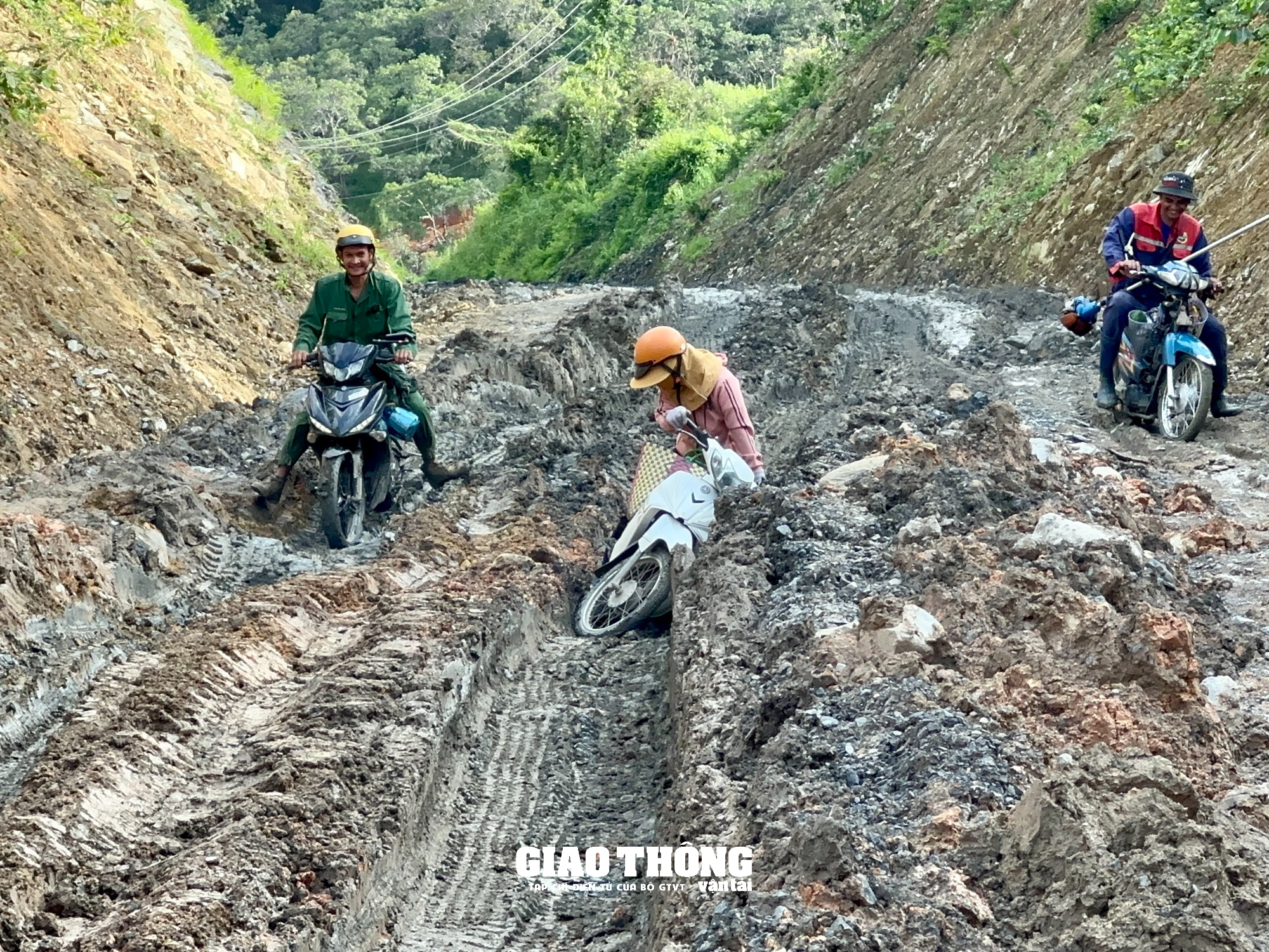 Đường 100 tỷ ở Đắk Lắk thi công ẩu... làm khổ người dân - Ảnh 2.