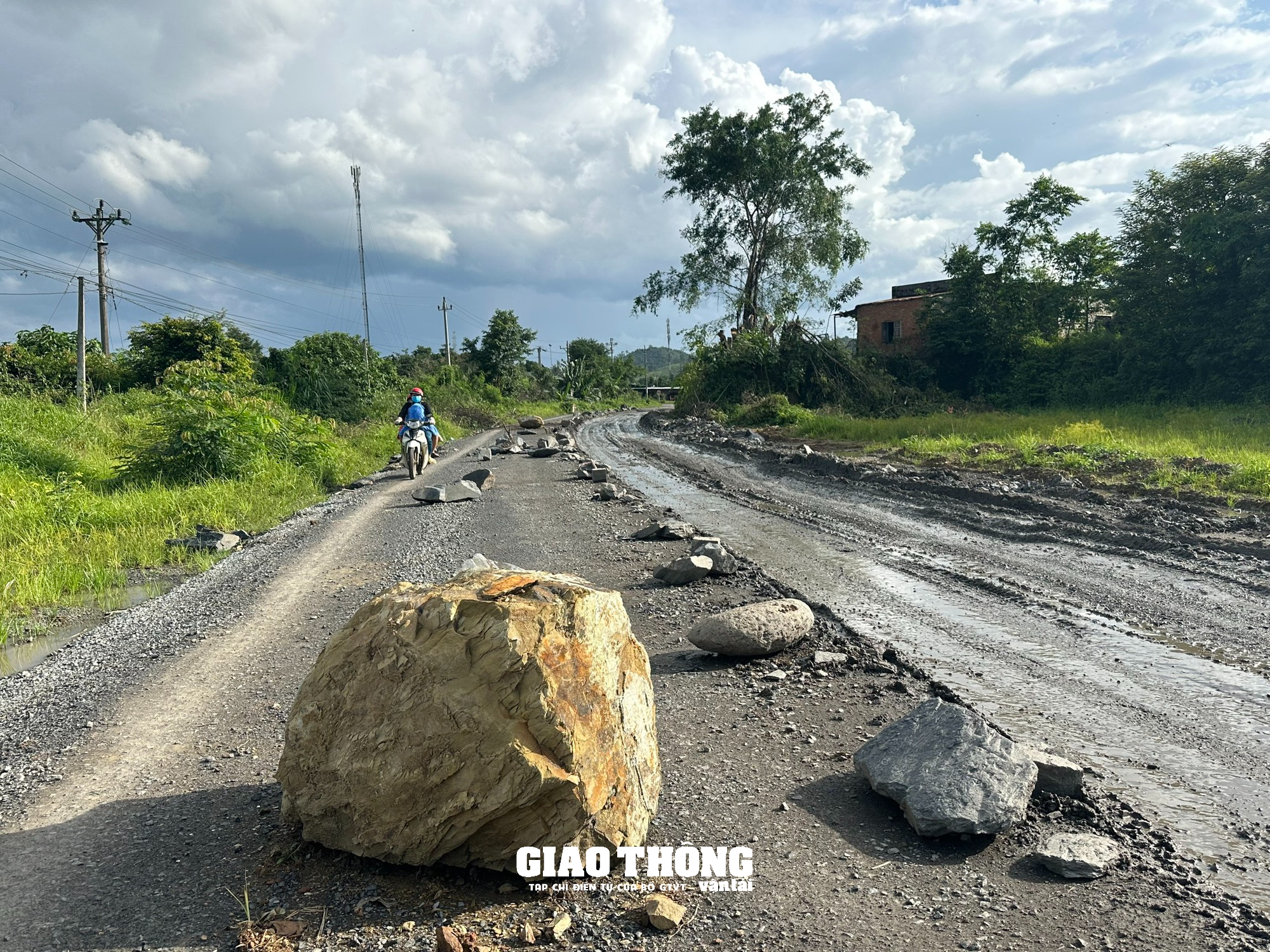 Đường 100 tỷ ở Đắk Lắk thi công ẩu... làm khổ người dân - Ảnh 5.