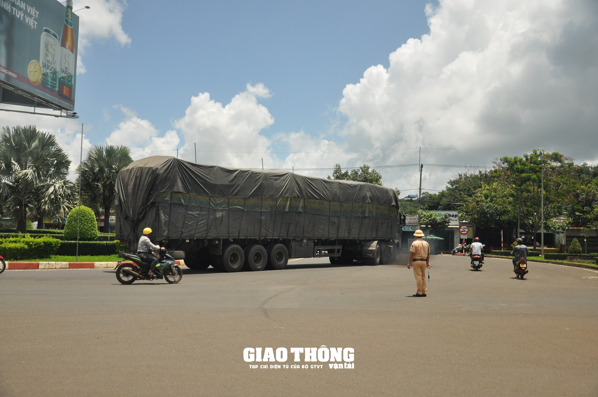 Sụt trượt nghiêm trọng QL14 ở Đắk Nông: Xuất hiện dòng nước chảy ngầm - Ảnh 2.