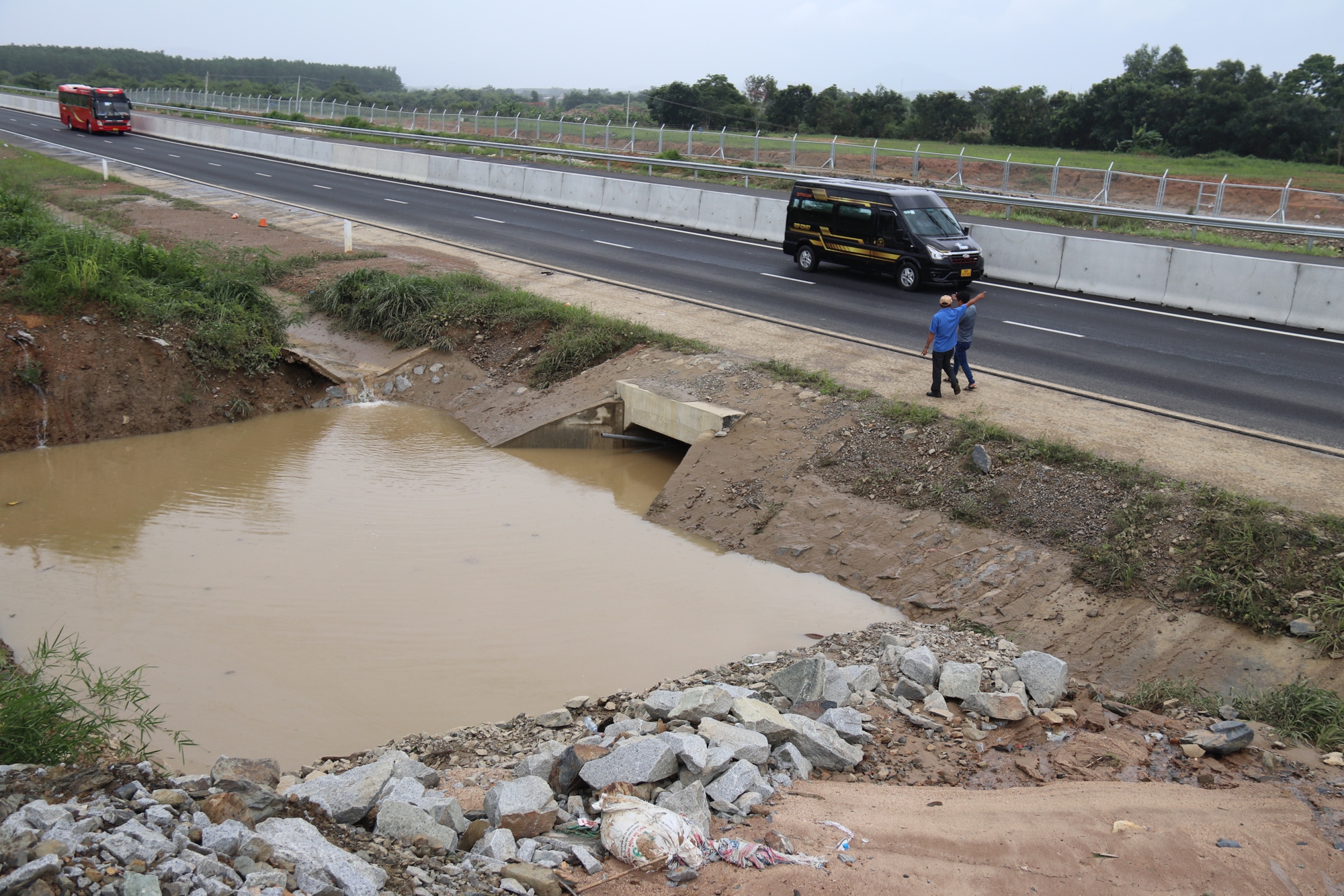 Cao tốc Phan Thiết - Dầu Giây bị ngập, chủ đầu tư nói gì về nguyên nhân? - Ảnh 4.