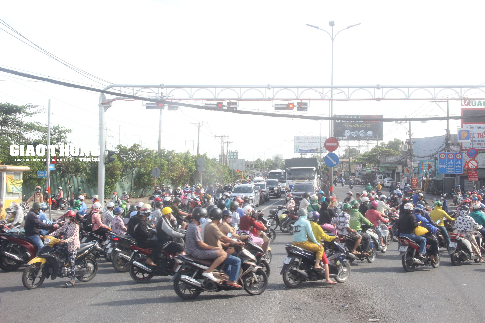 TP.HCM hàng nghìn người dân miền Tây đổ về quê nghỉ lễ 2/9 - Ảnh 13.