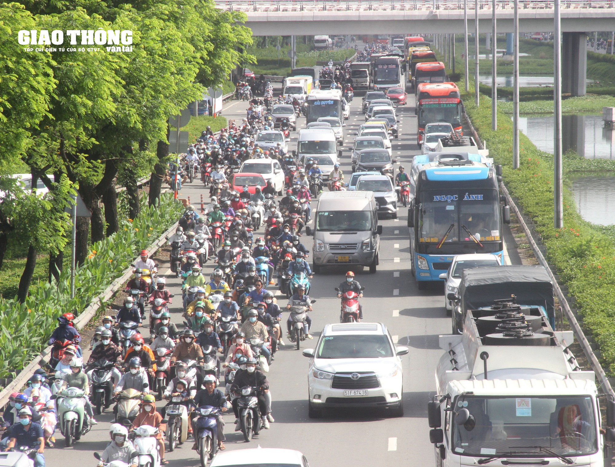 TP.HCM hàng nghìn người dân miền Tây đổ về quê nghỉ lễ 2/9 - Ảnh 9.