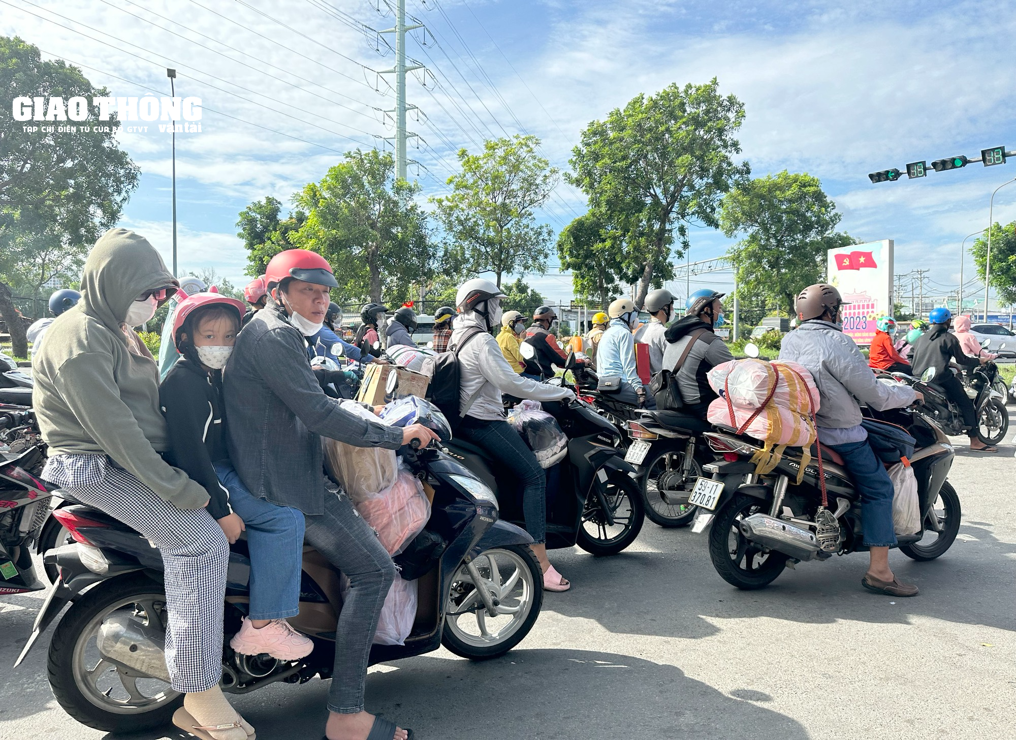 TP.HCM hàng nghìn người dân miền Tây đổ về quê nghỉ lễ 2/9 - Ảnh 12.