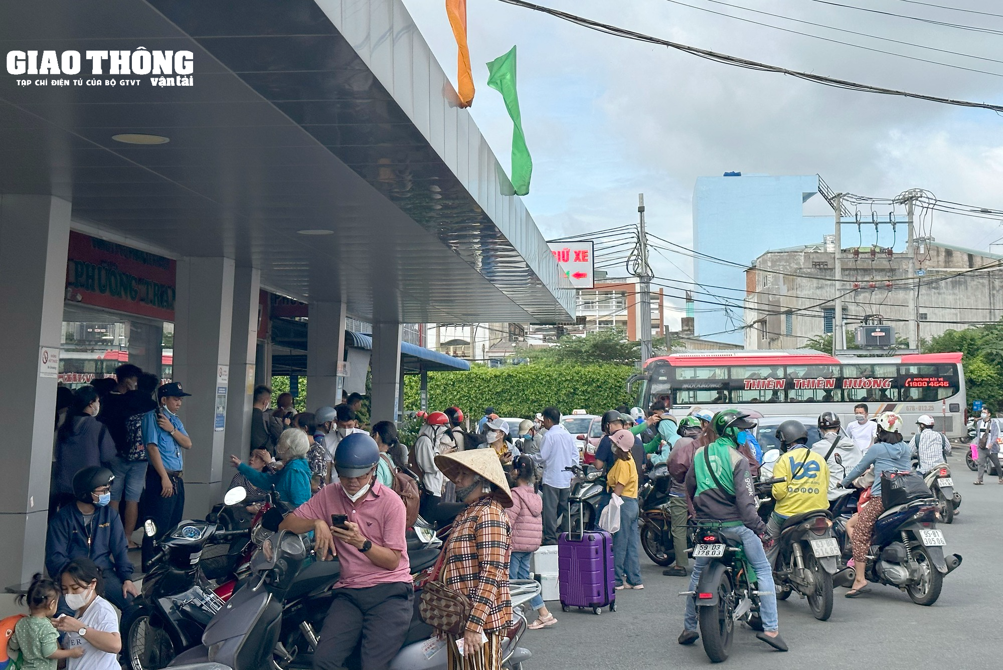 TP.HCM hàng nghìn người dân miền Tây đổ về quê nghỉ lễ 2/9 - Ảnh 2.