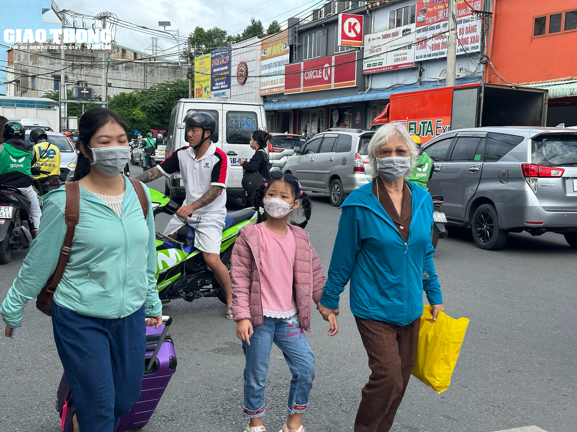 TP.HCM hàng nghìn người dân miền Tây đổ về quê nghỉ lễ 2/9 - Ảnh 5.