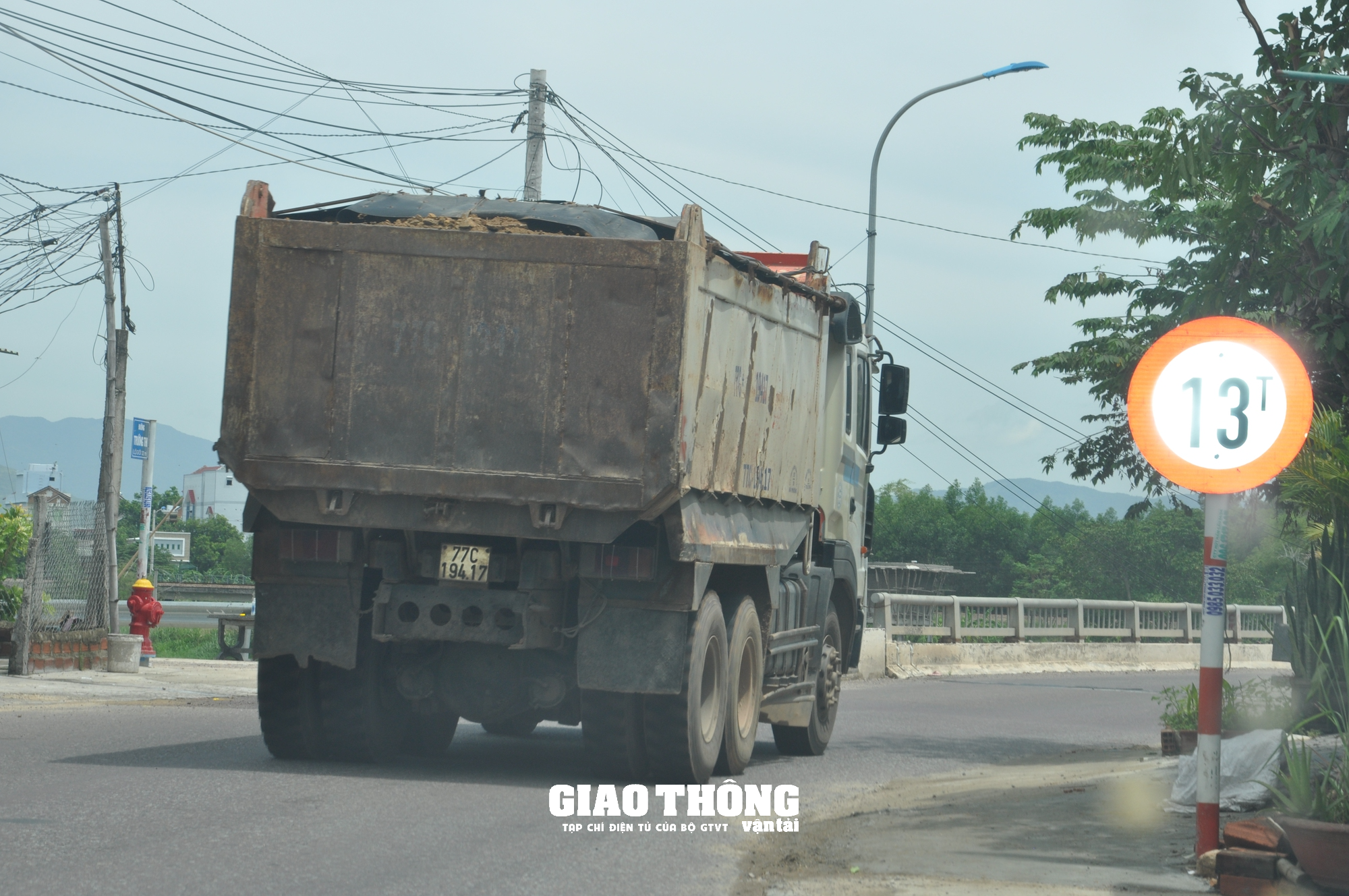 Xe chở đất, đá có dấu hiệu quá tải rầm rập "bức tử" cầu giới hạn 13 tấn ở Bình Định - Ảnh 1. Xe chở đất, đá có dấu hiệu quá tải rầm rập "bức tử" cầu giới hạn 13 tấn ở Bình Định - Ảnh 1.