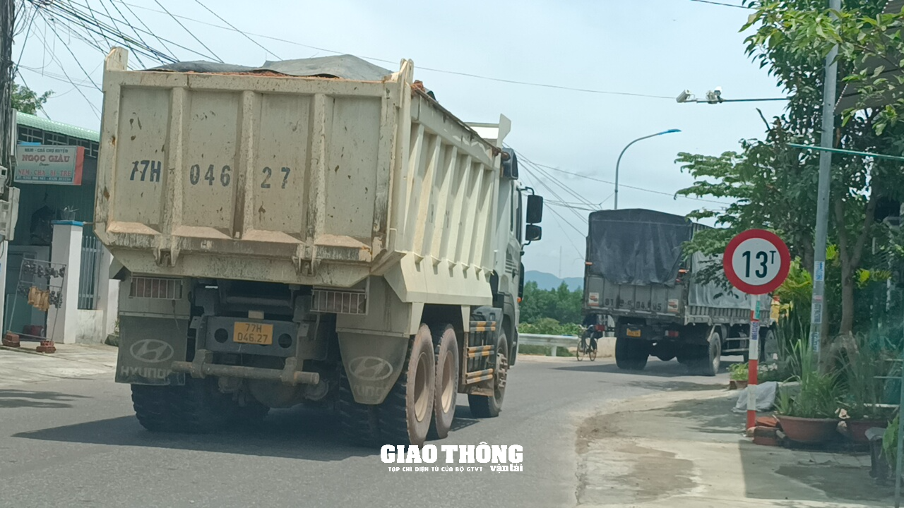 Xe chở đất, đá có dấu hiệu quá tải rầm rập "bức tử" cầu giới hạn 13 tấn ở Bình Định - Ảnh 2. Xe chở đất, đá có dấu hiệu quá tải rầm rập "bức tử" cầu giới hạn 13 tấn ở Bình Định - Ảnh 2.