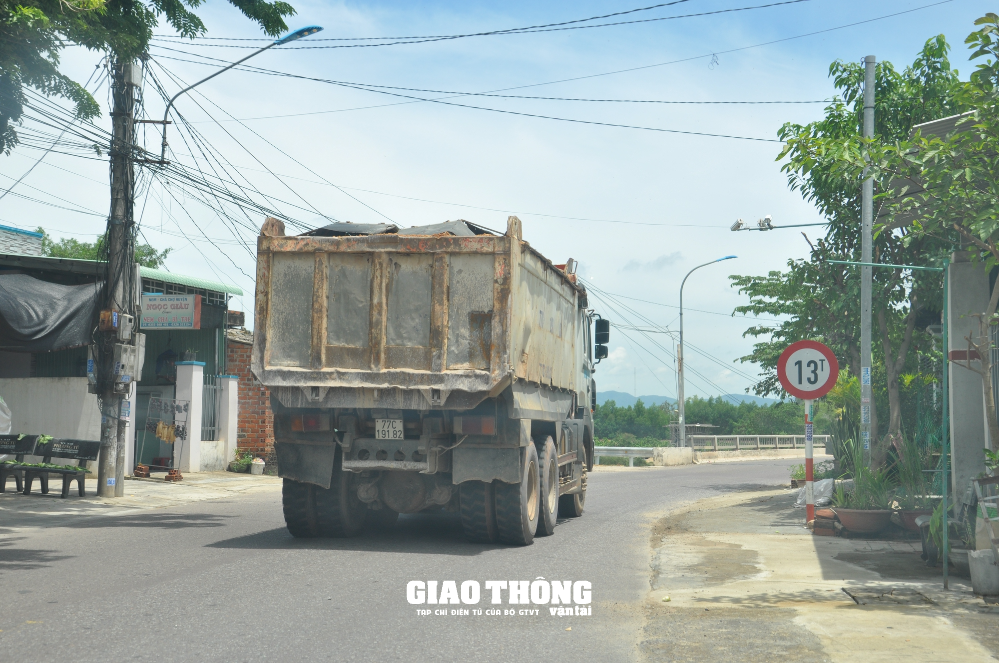 Xe chở đất, đá có dấu hiệu quá tải rầm rập "bức tử" cầu giới hạn 13 tấn ở Bình Định - Ảnh 3. Xe chở đất, đá có dấu hiệu quá tải rầm rập "bức tử" cầu giới hạn 13 tấn ở Bình Định - Ảnh 3.