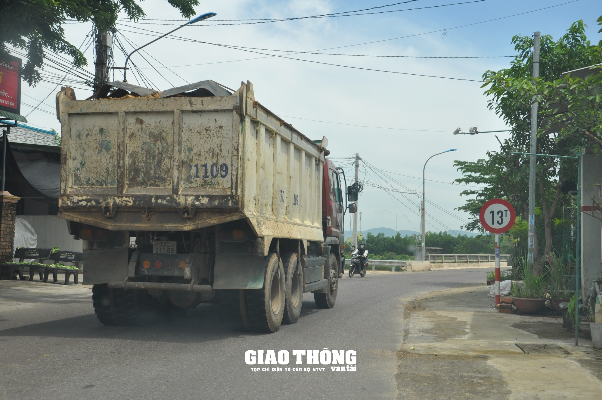 Xe chở đất, đá có dấu hiệu quá tải rầm rập "bức tử" cầu giới hạn 13 tấn ở Bình Định - Ảnh 4. Xe chở đất, đá có dấu hiệu quá tải rầm rập "bức tử" cầu giới hạn 13 tấn ở Bình Định - Ảnh 4.