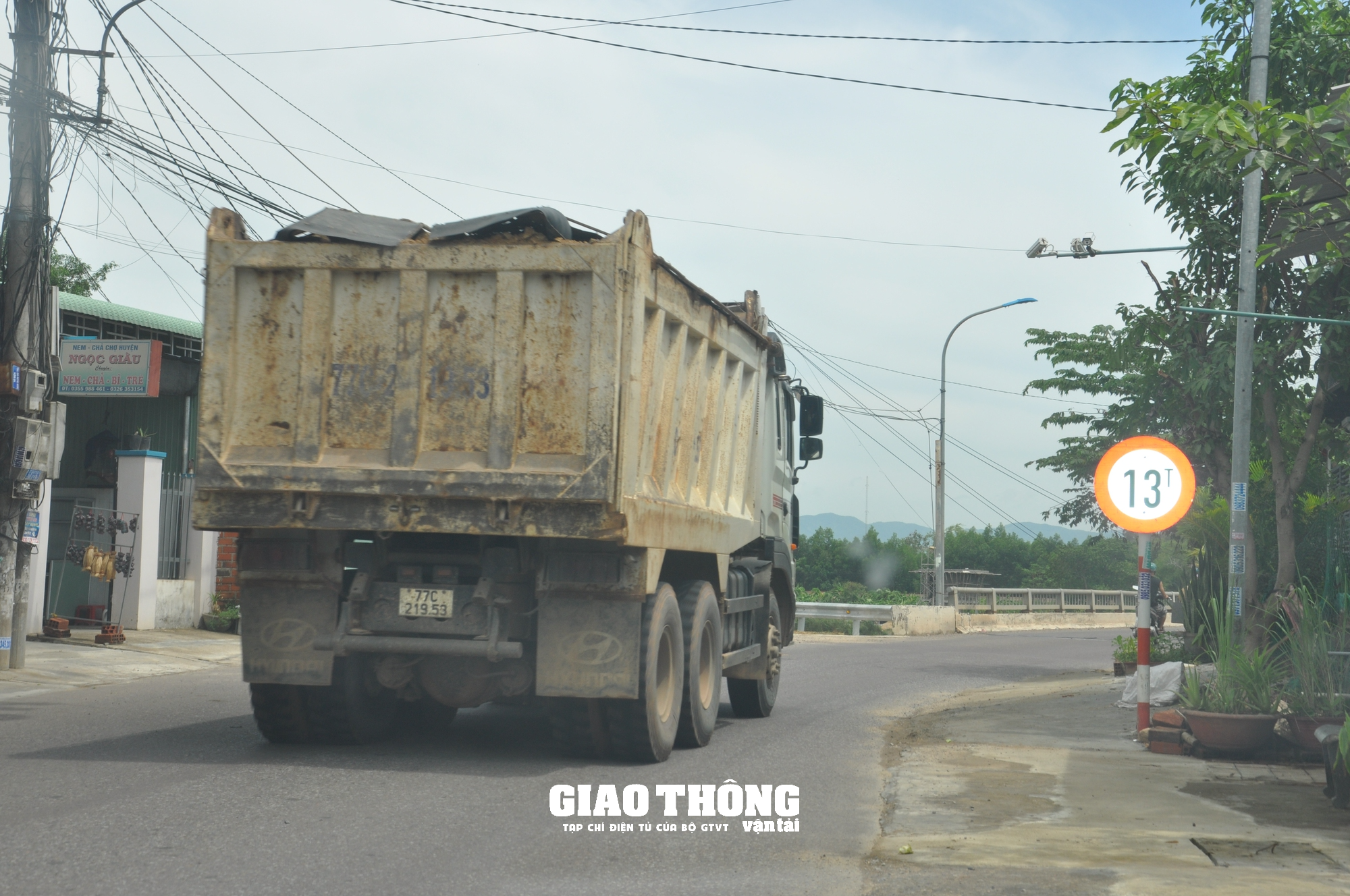 Xe chở đất, đá có dấu hiệu quá tải rầm rập "bức tử" cầu giới hạn 13 tấn ở Bình Định - Ảnh 5. Xe chở đất, đá có dấu hiệu quá tải rầm rập "bức tử" cầu giới hạn 13 tấn ở Bình Định - Ảnh 5.