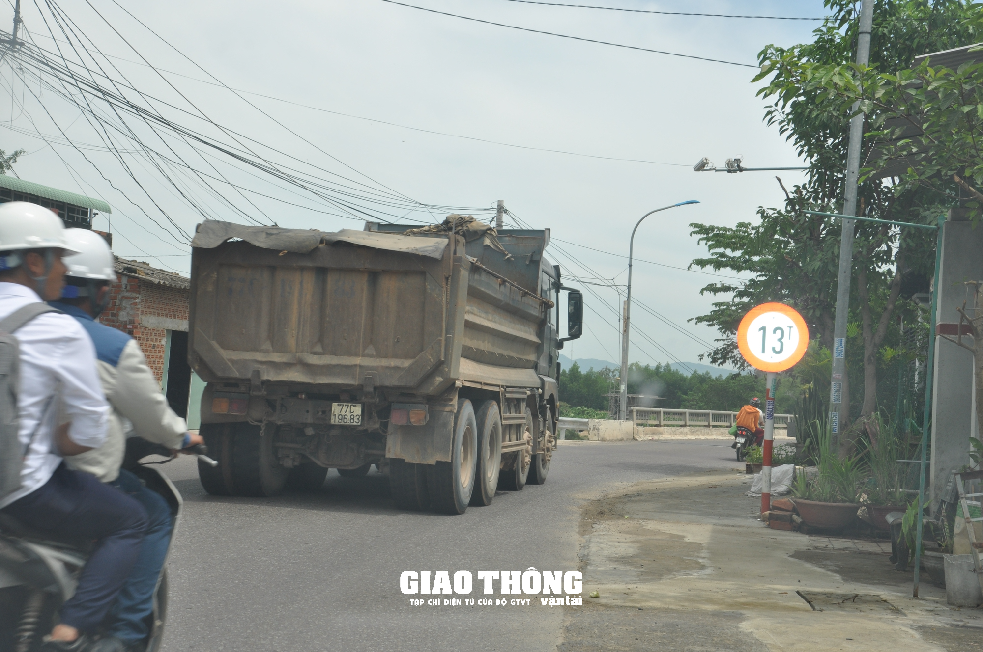 Xe chở đất, đá có dấu hiệu quá tải rầm rập "bức tử" cầu giới hạn 13 tấn ở Bình Định - Ảnh 6. Xe chở đất, đá có dấu hiệu quá tải rầm rập "bức tử" cầu giới hạn 13 tấn ở Bình Định - Ảnh 6.