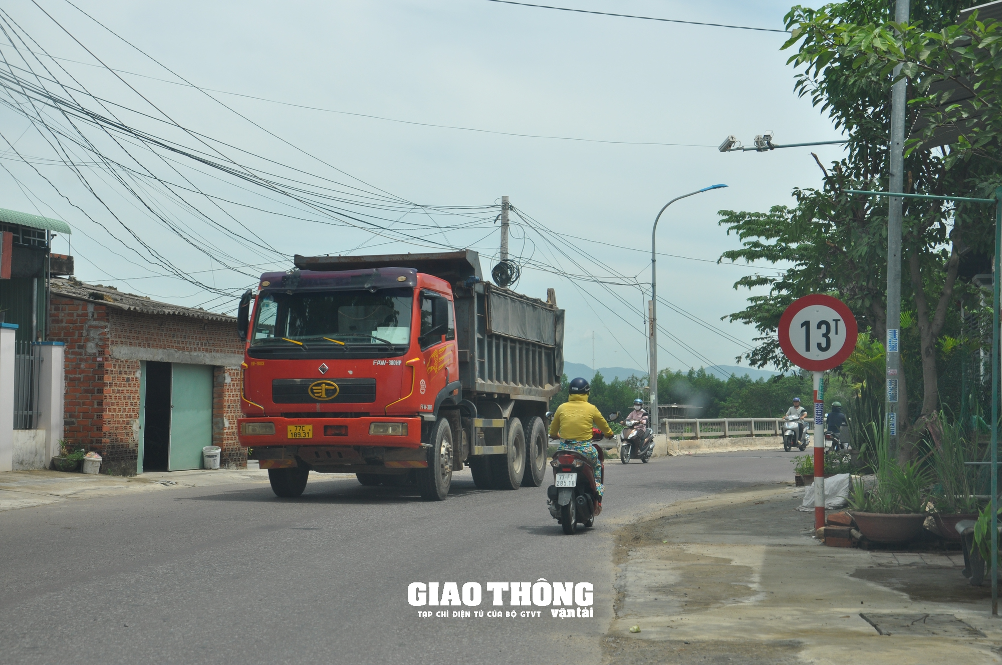 Xe chở đất, đá có dấu hiệu quá tải rầm rập "bức tử" cầu giới hạn 13 tấn ở Bình Định - Ảnh 7. Xe chở đất, đá có dấu hiệu quá tải rầm rập "bức tử" cầu giới hạn 13 tấn ở Bình Định - Ảnh 7.