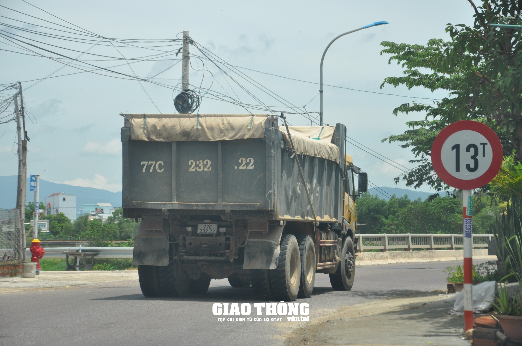 Xe chở đất, đá có dấu hiệu quá tải rầm rập "bức tử" cầu giới hạn 13 tấn ở Bình Định - Ảnh 8. Xe chở đất, đá có dấu hiệu quá tải rầm rập "bức tử" cầu giới hạn 13 tấn ở Bình Định - Ảnh 8.