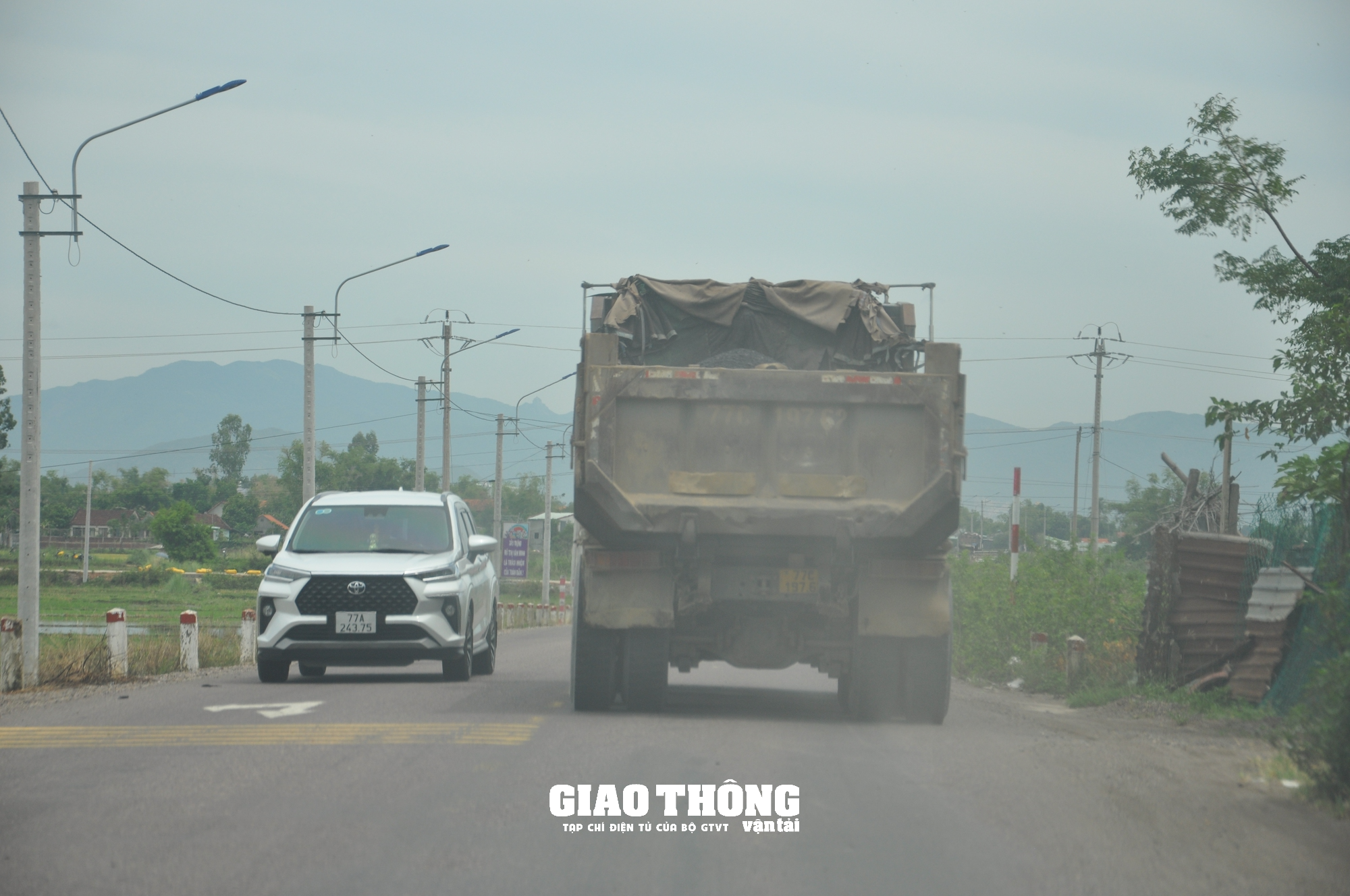 Xe chở đất, đá có dấu hiệu quá tải rầm rập "bức tử" cầu giới hạn 13 tấn ở Bình Định - Ảnh 11. Xe chở đất, đá có dấu hiệu quá tải rầm rập "bức tử" cầu giới hạn 13 tấn ở Bình Định - Ảnh 11.