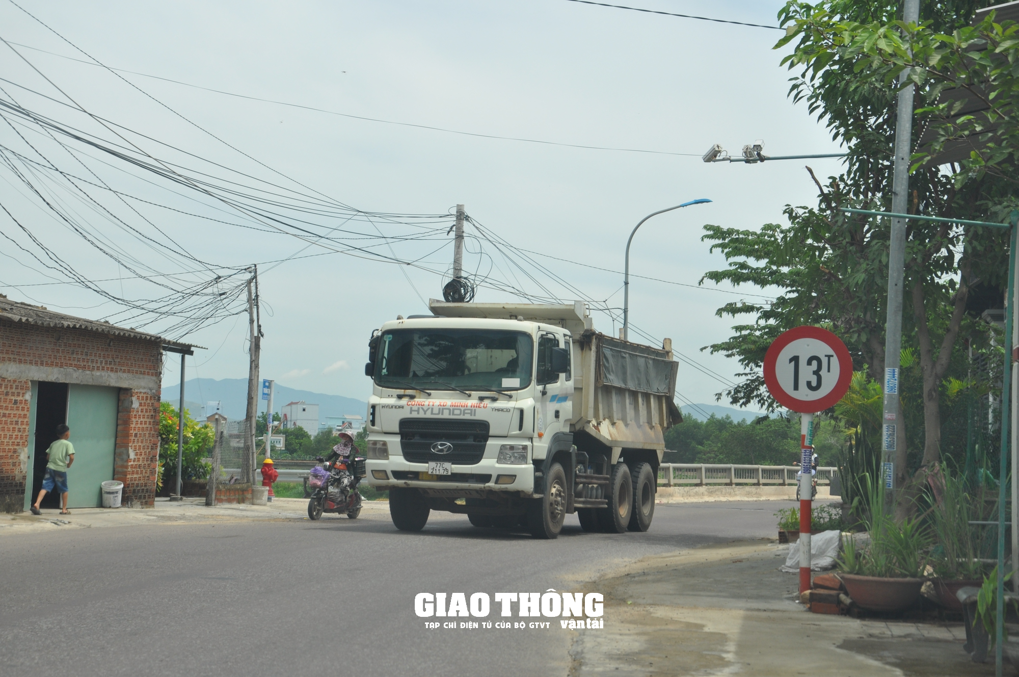 Xe chở đất, đá có dấu hiệu quá tải rầm rập "bức tử" cầu giới hạn 13 tấn ở Bình Định - Ảnh 12. Xe chở đất, đá có dấu hiệu quá tải rầm rập "bức tử" cầu giới hạn 13 tấn ở Bình Định - Ảnh 12.